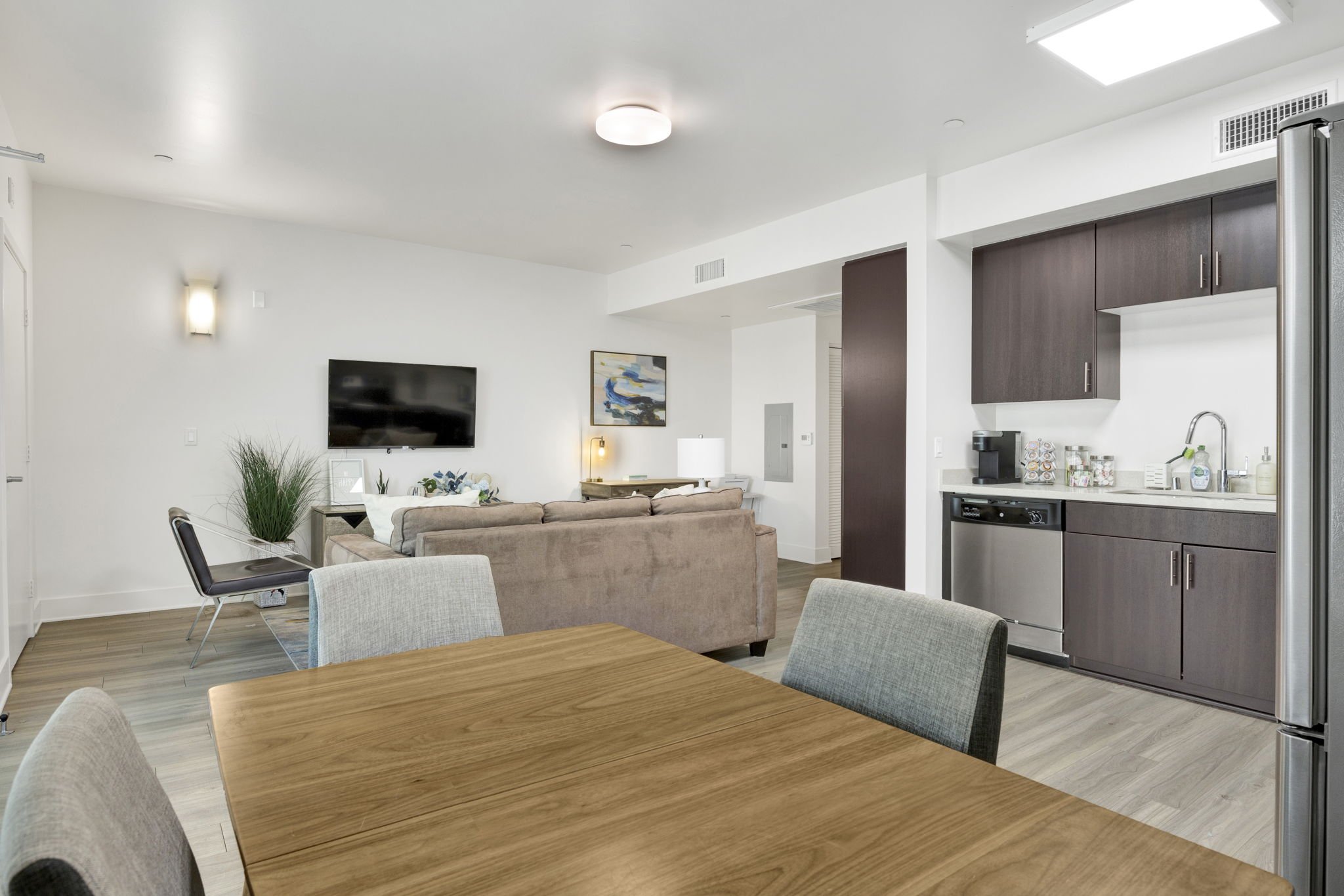8-web-or-mls-20250310-01-521WColoradoSt409GlendaleCA -008.jpg