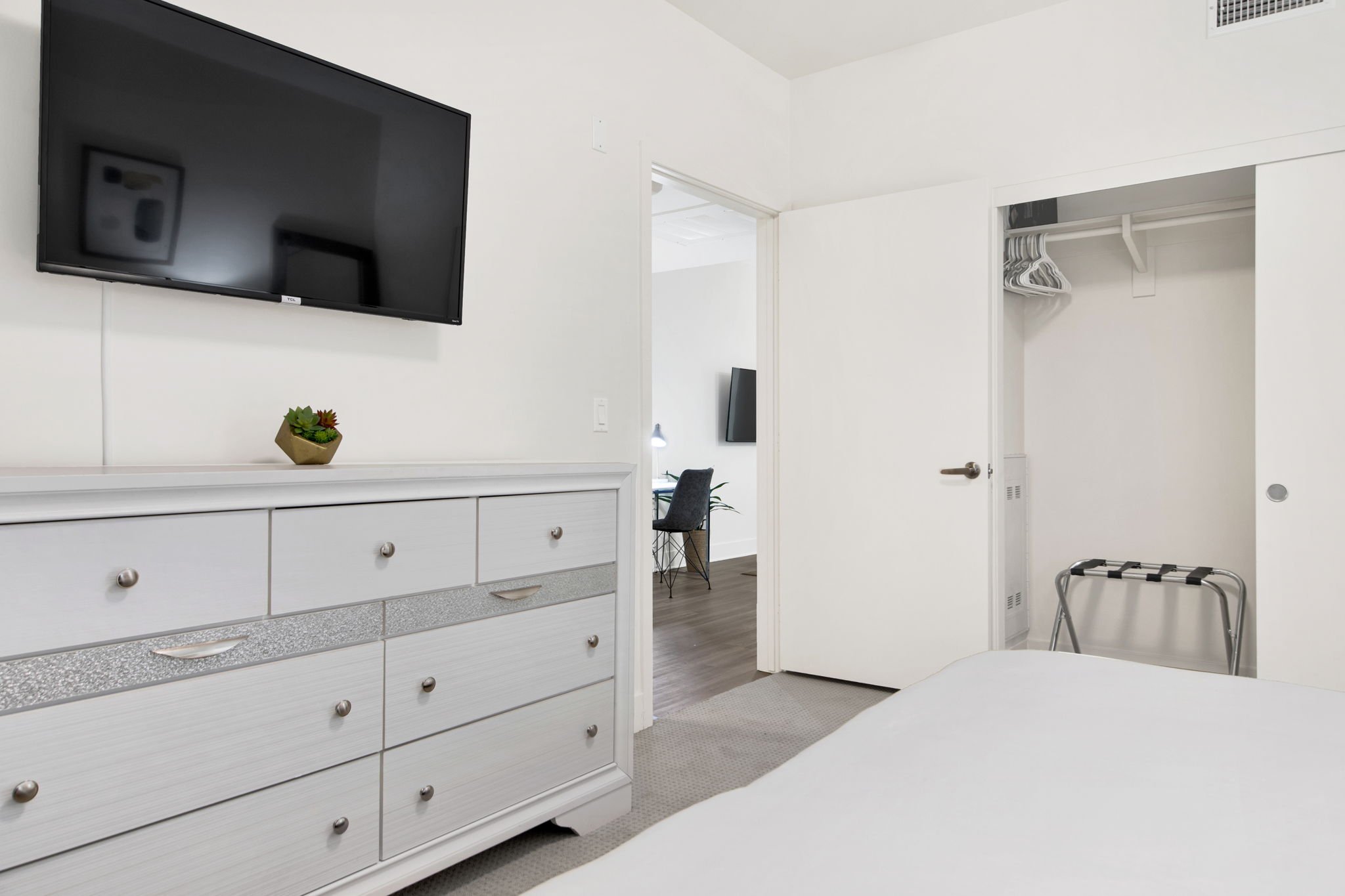 8-web-or-mls-20250325-01-521WColoradoSt-Glendale,CA_008.jpg