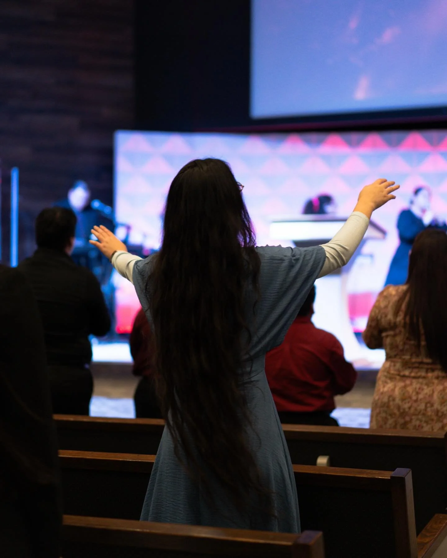 J&oacute;venes unidos alabando y adorando al Dios todo poderoso! 🙌🏻

#somosenviados