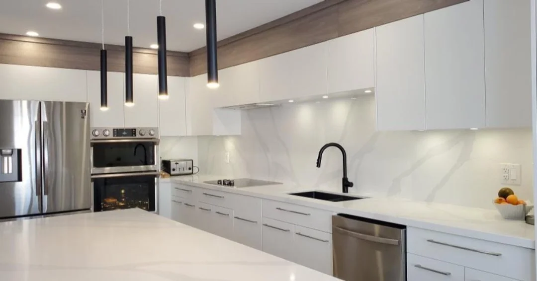 Modern design with quality craftsmanship: the all-white kitchen with extensive cabinetry, a space that&rsquo;s made with timeless style and exceptional materials so it stands the test of time 🤍

Made by @parvizcabinetry
Designed by @fgconinc 

Book 