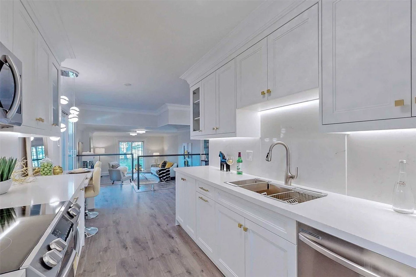 Transitional design with quality craftsmanship: the all-white kitchen with extensive cabinetry, a space that&rsquo;s made with timeless style and exceptional materials so it stands the test of time 🤍

Book your free design consultation at parviz.ca 