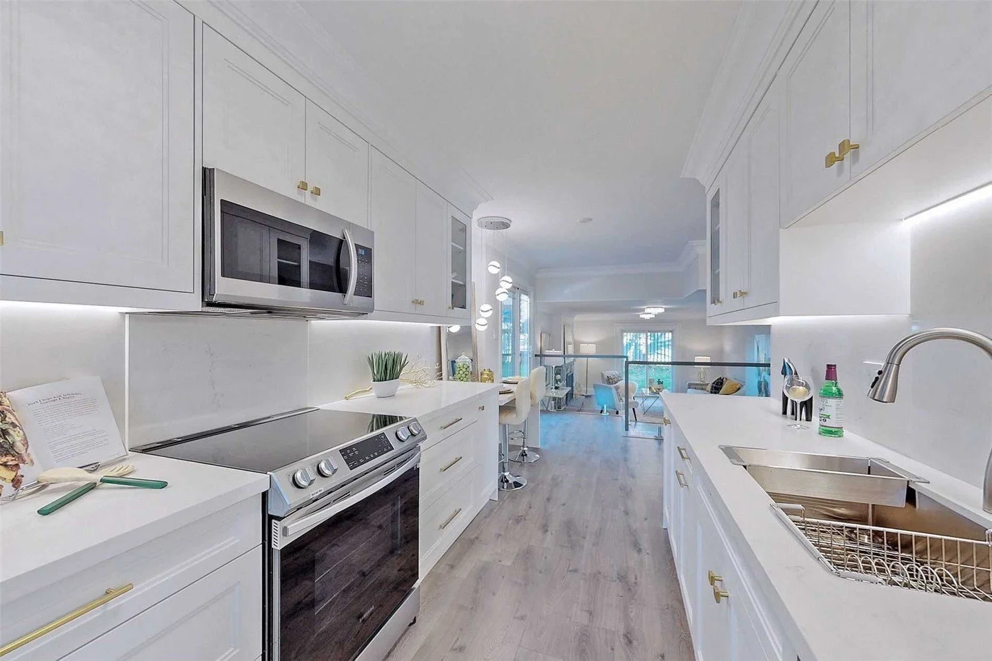 Transitional design with quality craftsmanship: the all-white kitchen with extensive cabinetry, a space that&rsquo;s made with timeless style and exceptional materials so it stands the test of time 🤍

Book your free design consultation at parviz.ca 