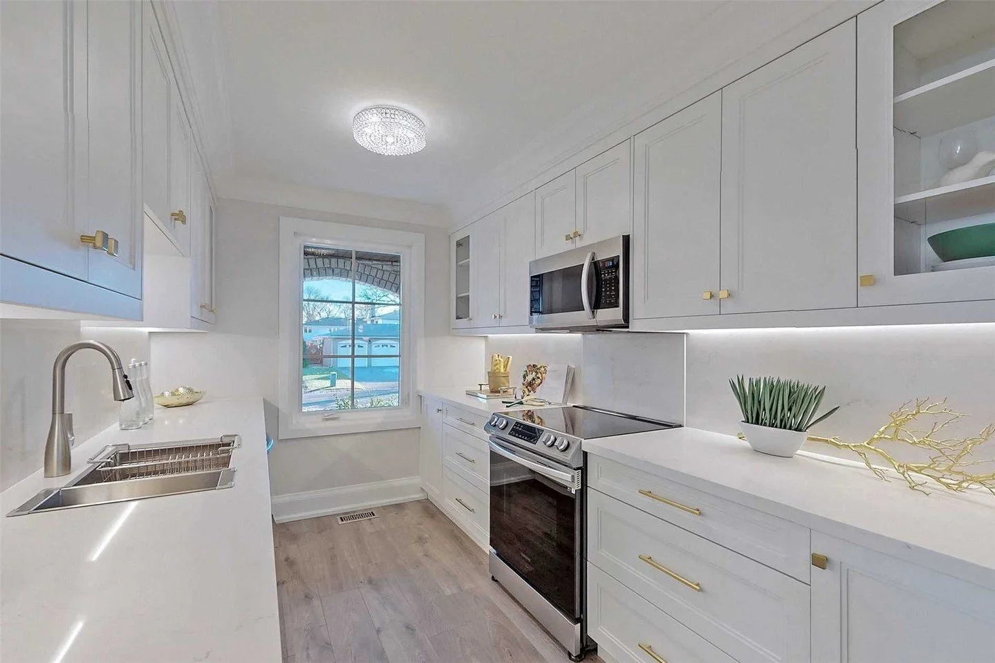 Transitional design with quality craftsmanship: the all-white kitchen with extensive cabinetry, a space that&rsquo;s made with timeless style and exceptional materials so it stands the test of time 🤍

Book your free design consultation at parviz.ca 