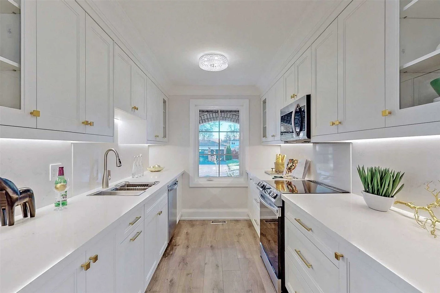 Transitional design with quality craftsmanship: the all-white kitchen with extensive cabinetry, a space that&rsquo;s made with timeless style and exceptional materials so it stands the test of time 🤍

Book your free design consultation at parviz.ca 