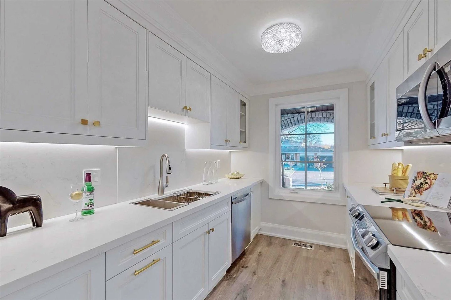 Transitional design with quality craftsmanship: the all-white kitchen with extensive cabinetry, a space that&rsquo;s made with timeless style and exceptional materials so it stands the test of time 🤍

Book your free design consultation at parviz.ca 