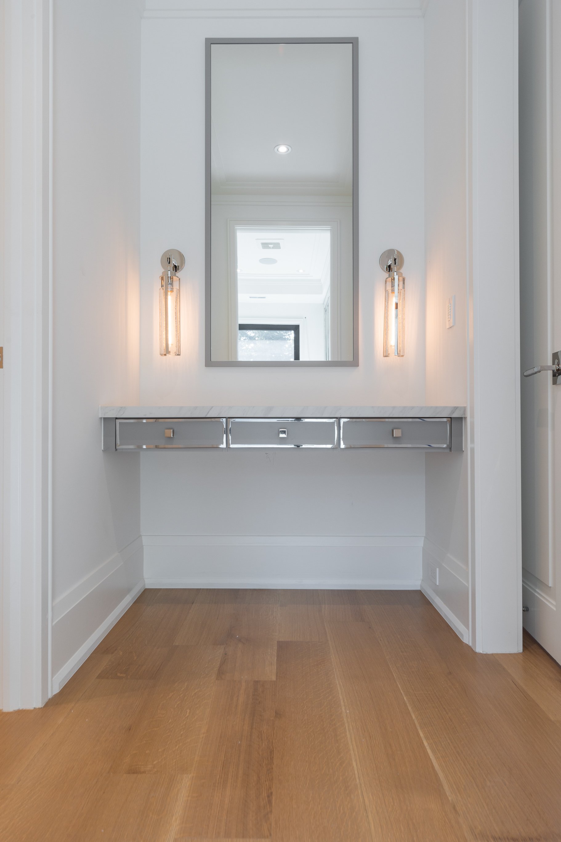 101 Dunloe Make-up desk