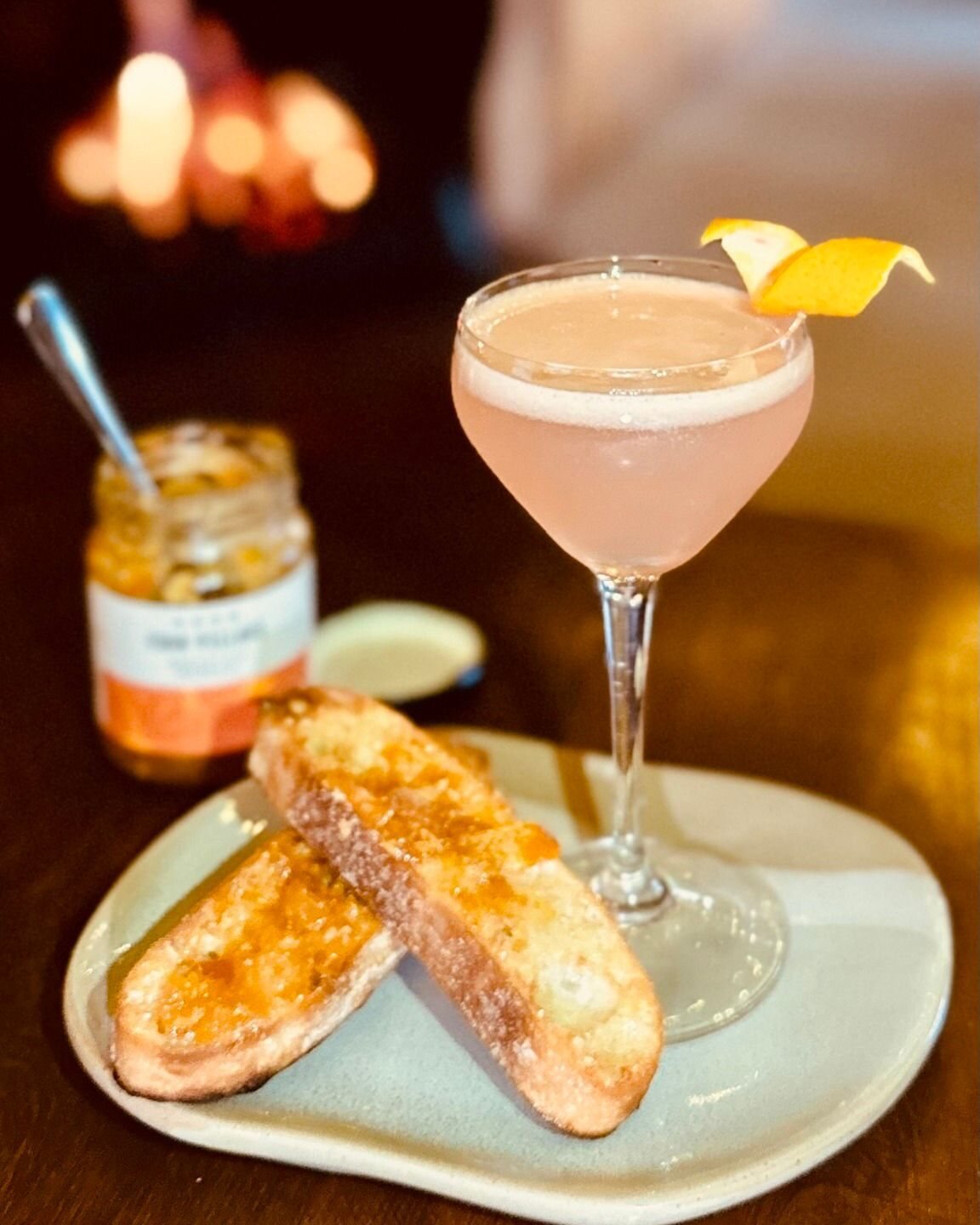 Who says you can&rsquo;t Apr&egrave;s for breakfast. Apr&egrave;s Now. #englishmarmalade 

Cocktails served from Midday till Late, 7 Days.

 #paradiseofthemountain #apres #apresski #apr&egrave;s #thredbo