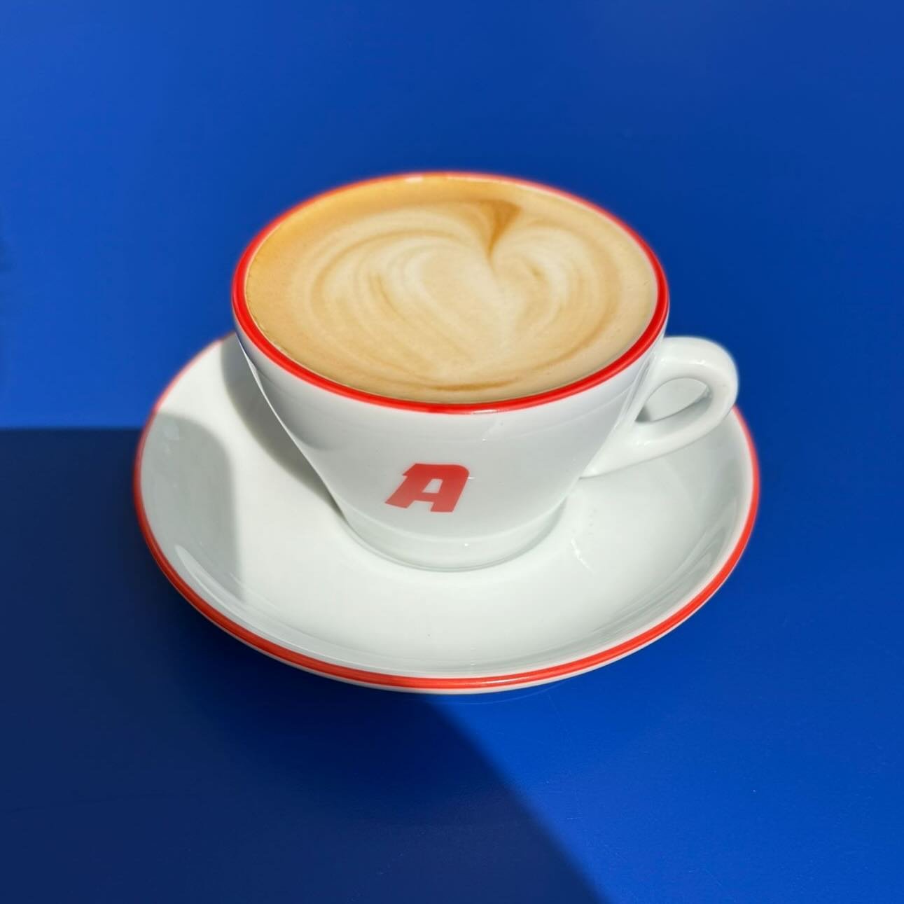 Sunny table, local roast, creamy foam. Cappuccino tastes better with Andy Coffee. Now pouring at @pixelantwerp 

Come by and have a seat for a cup, or ask our take away cup for a stroll in the park. 

@andyroasters