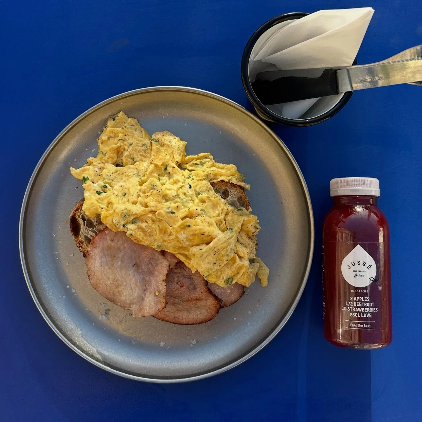 Breakfast as it should be.
Scrambled eggs on sourdough toast with bacon.
@pixelantwerp @fomuantwerp 
Open at 8:30