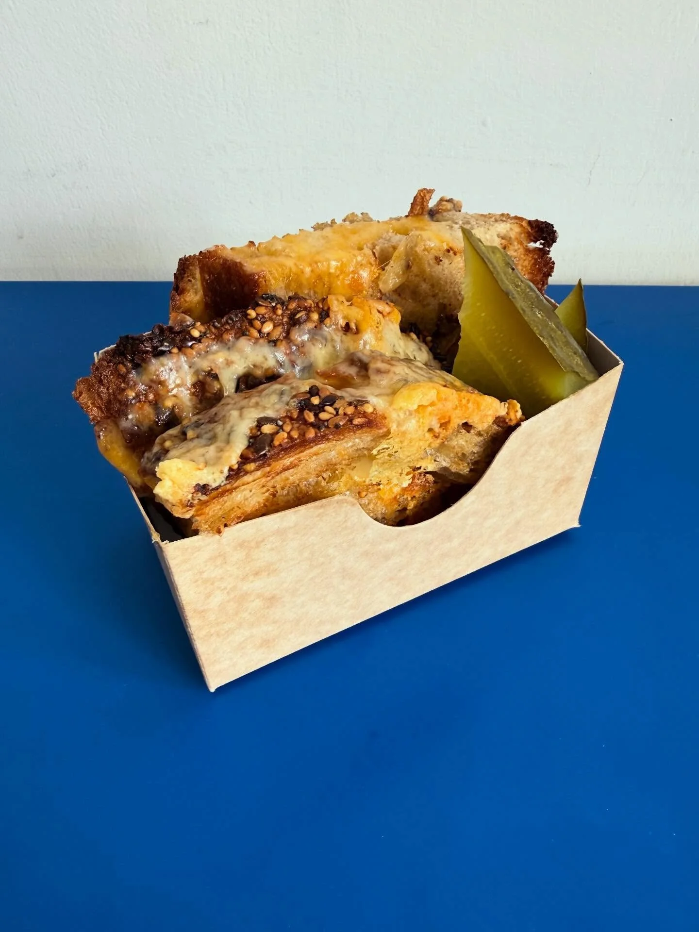 Onze Grilled Cheese!!!! Perfect to go &hellip; 
Voor deze Sandwich maakte wij een selectie van het beste Zuurdesembrood &amp; de beste Smeltkazen. Ook de Pickle is van hoogste kwaliteit 💙💙💙
@bakkeraldo @kaasaffineursvantricht @kesbeke 
#deli #gril