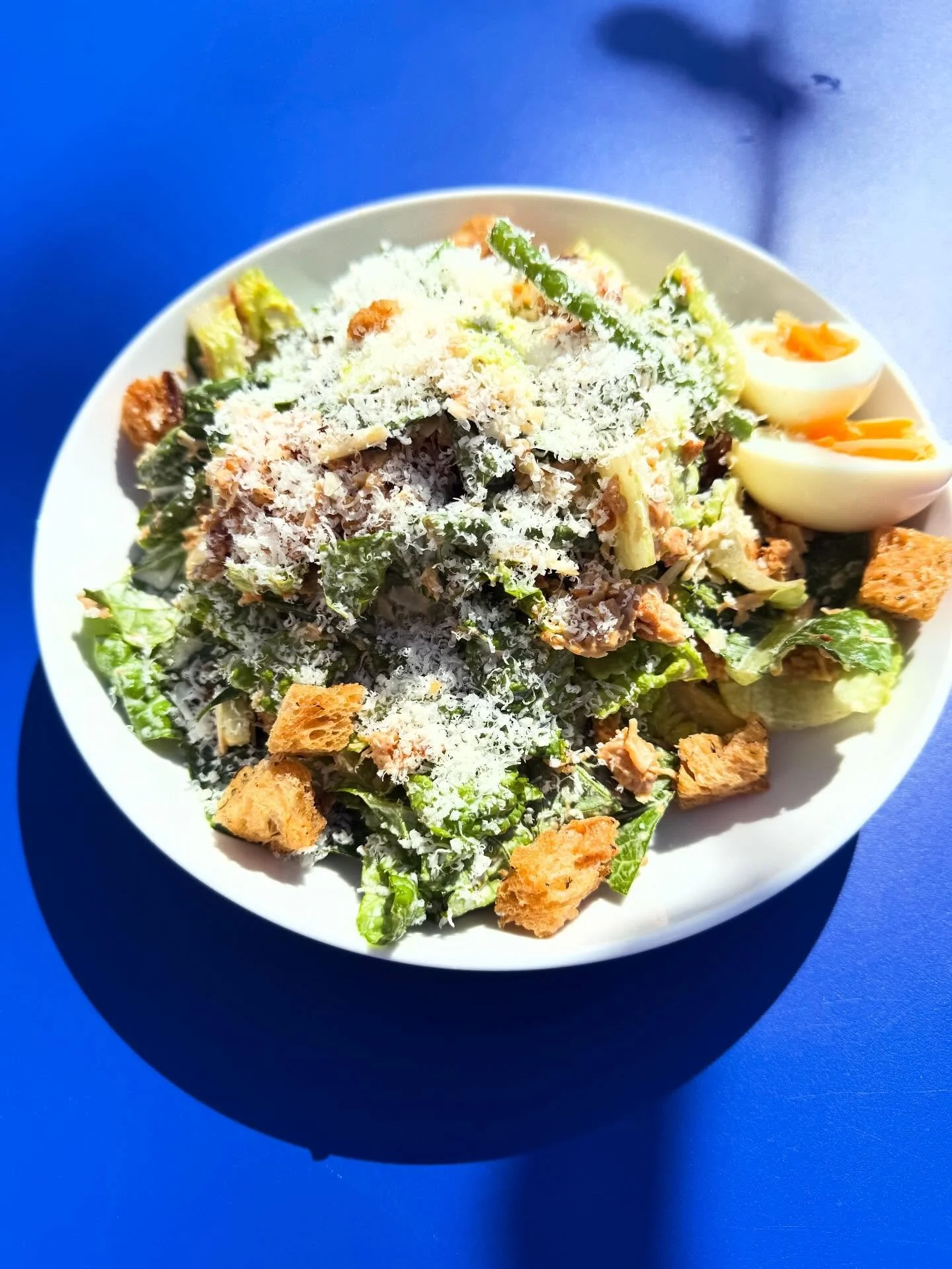 💙New on the Menu💙
Classic 💙Caesar Salad💙 
How it should be served!!! 
.
.
.
#lunch #specialtycoffee #nieuwzuid #healtylunch
