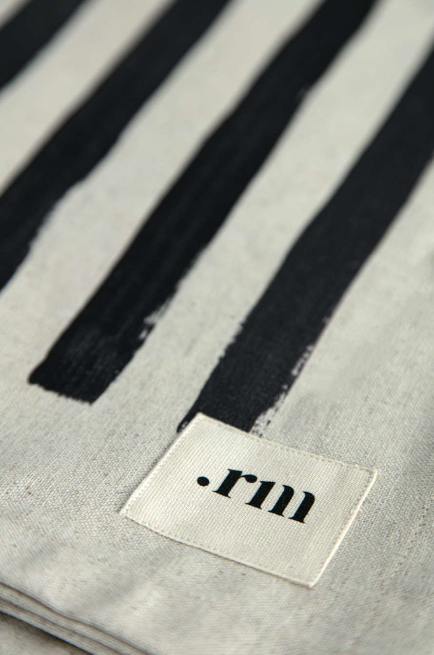 Nappe 150x150 rayures noires, peintes à la main - Ligne .rm