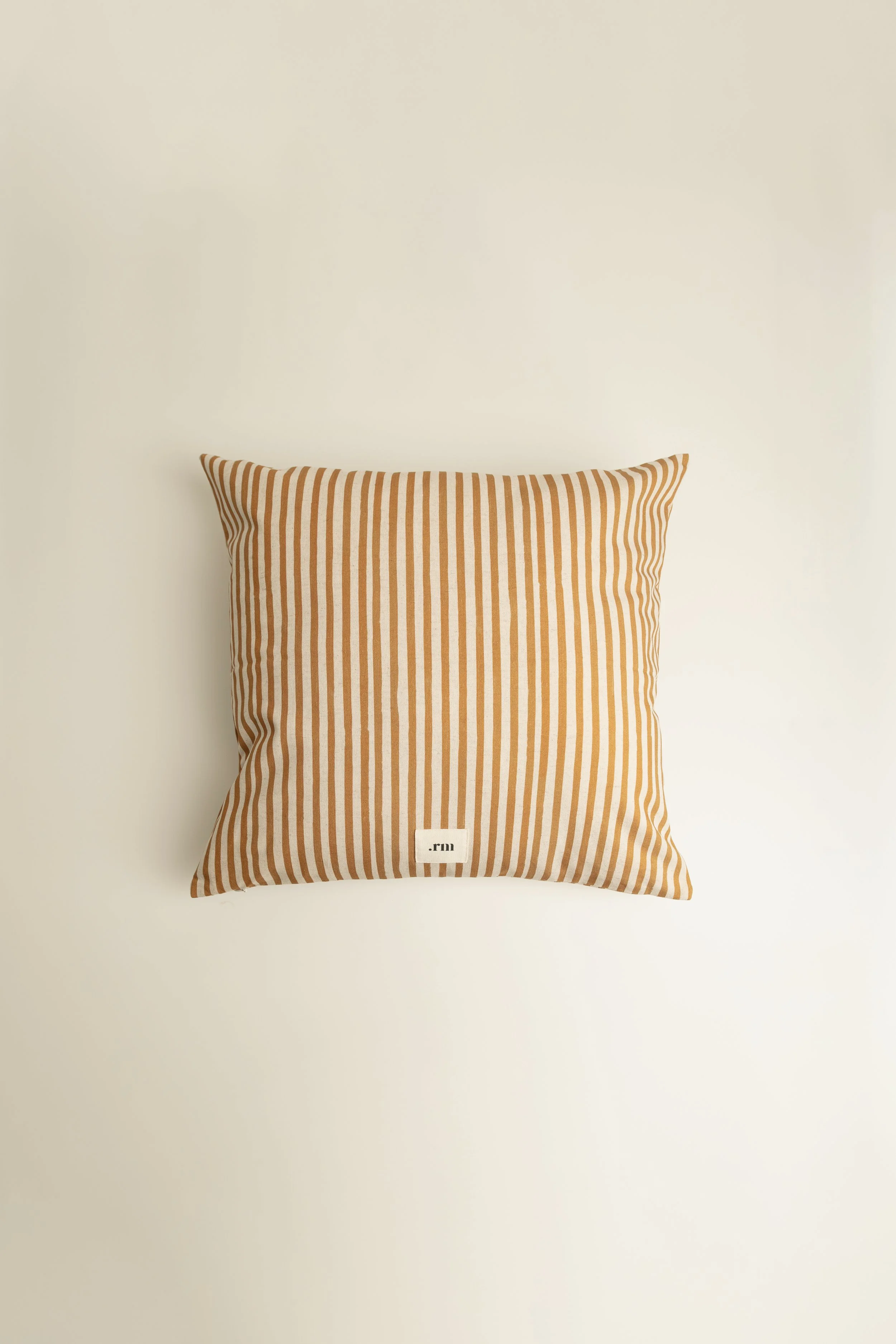 Coussin fines rayures moutardes - Ligne .rm