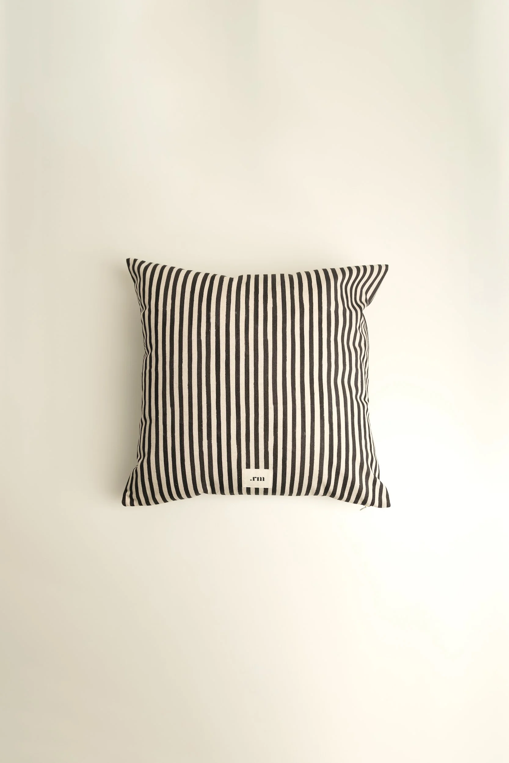 Coussin fines rayures noires - Ligne .rm