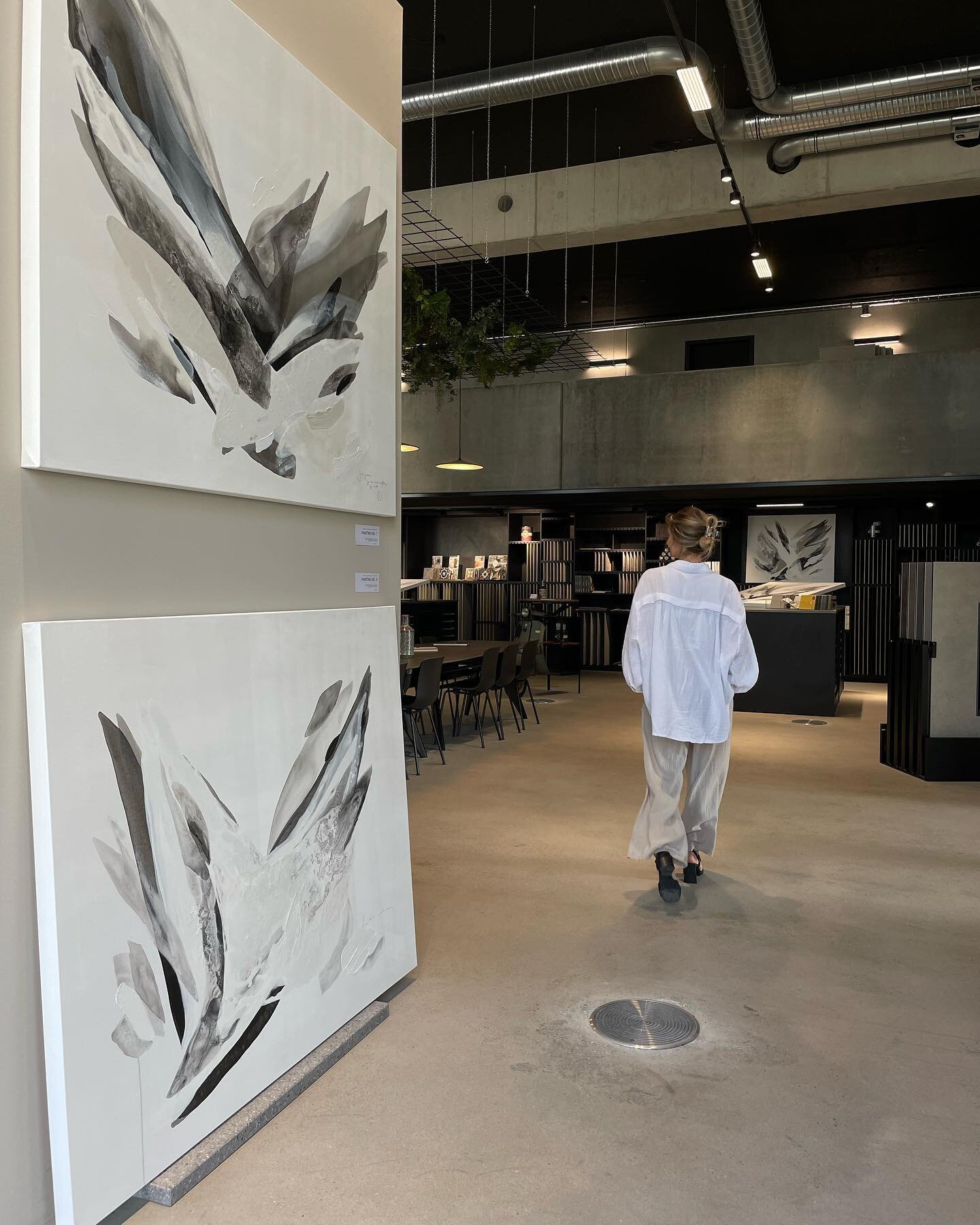AUSSTELLUNG VERL&Auml;NGERT 🖤

Meine IMAGINE PAINTINGS bleiben noch etwas l&auml;nger zu Gast im @hausdesgutenwohnens! So sch&ouml;n!!! So hast du noch bis mindestens n&auml;chste Woche Freitag (27. Mai) Zeit, die Serie vor Ort in der wundervollen L