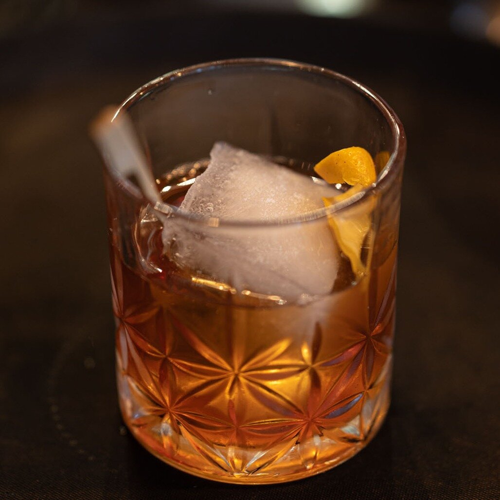 An Old Fashioned @eaglerarebourbon fit for a whisky bar! If you haven't tried this classic you are missing out, simple and classic, a sweet and gentle way to enjoy a whisky.

#oldfashioned #smokdpubs #classiccocktails #kingstonuponthames #drinkstagra