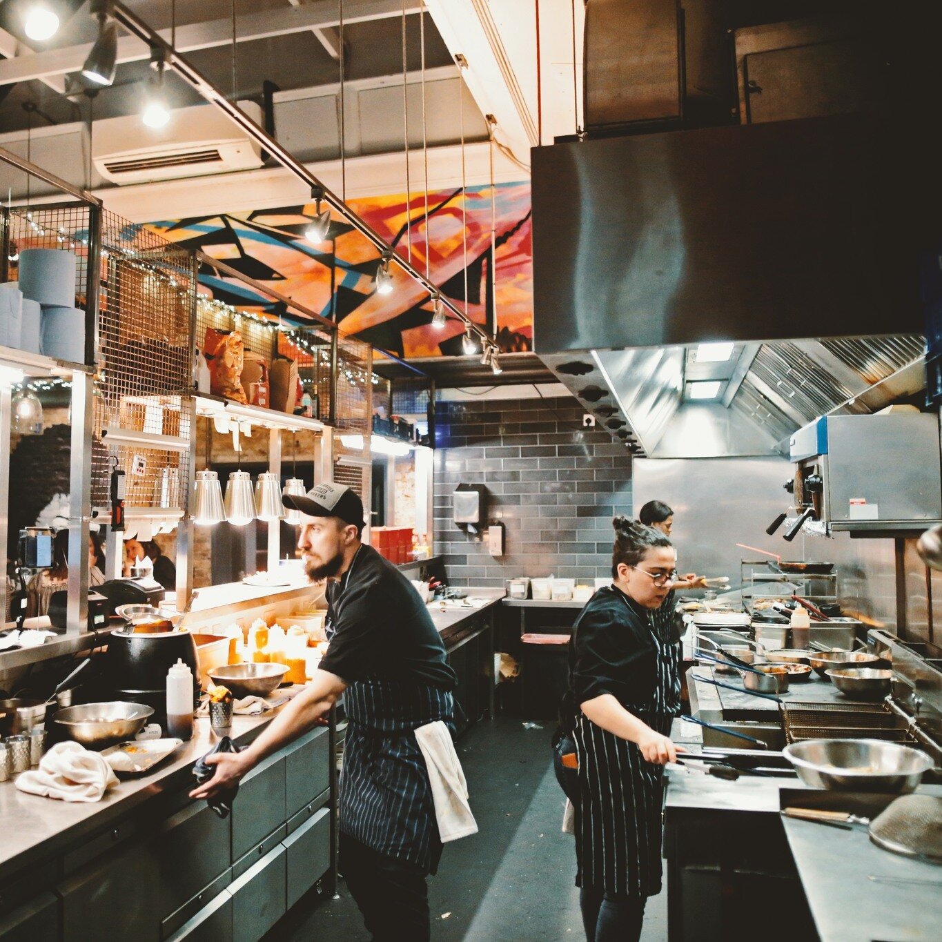 The best thing about our open kitchen is our chefs get to see your faces when you taste our incredible British BBQ dishes!

#britishbbq #smokdpubs #awardwinning #restaurant #cheflife #happychef