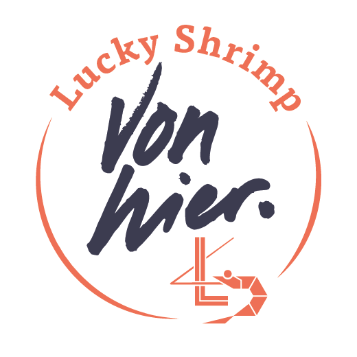 Logo mit Text 'Lucky Shrimp von hier' und einer stilisierten Shrimps-Grafik, umgeben von einem halbkreisförmigen Linienbögen.