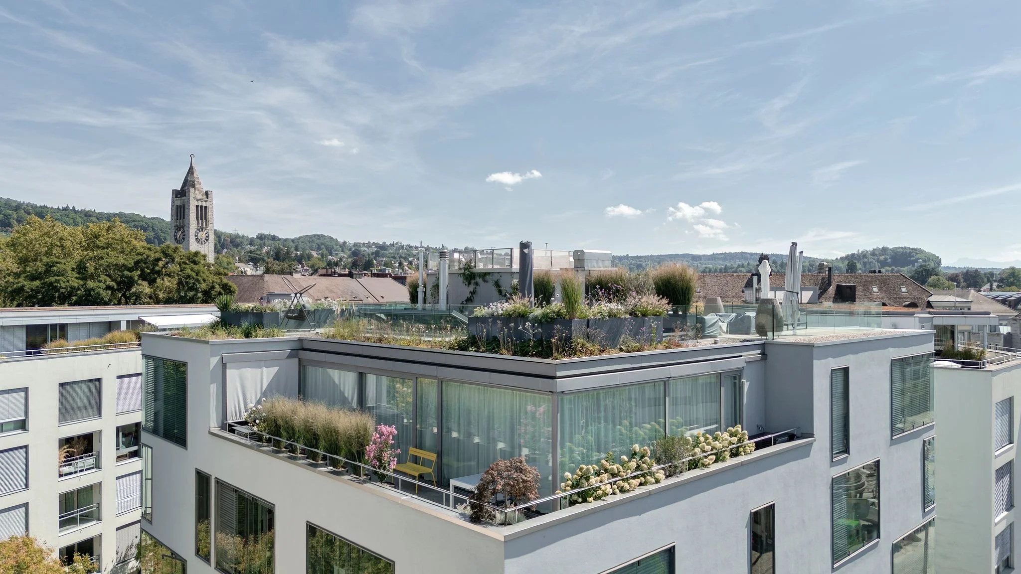 Von Blumen verführt, von Gräsern geschützt