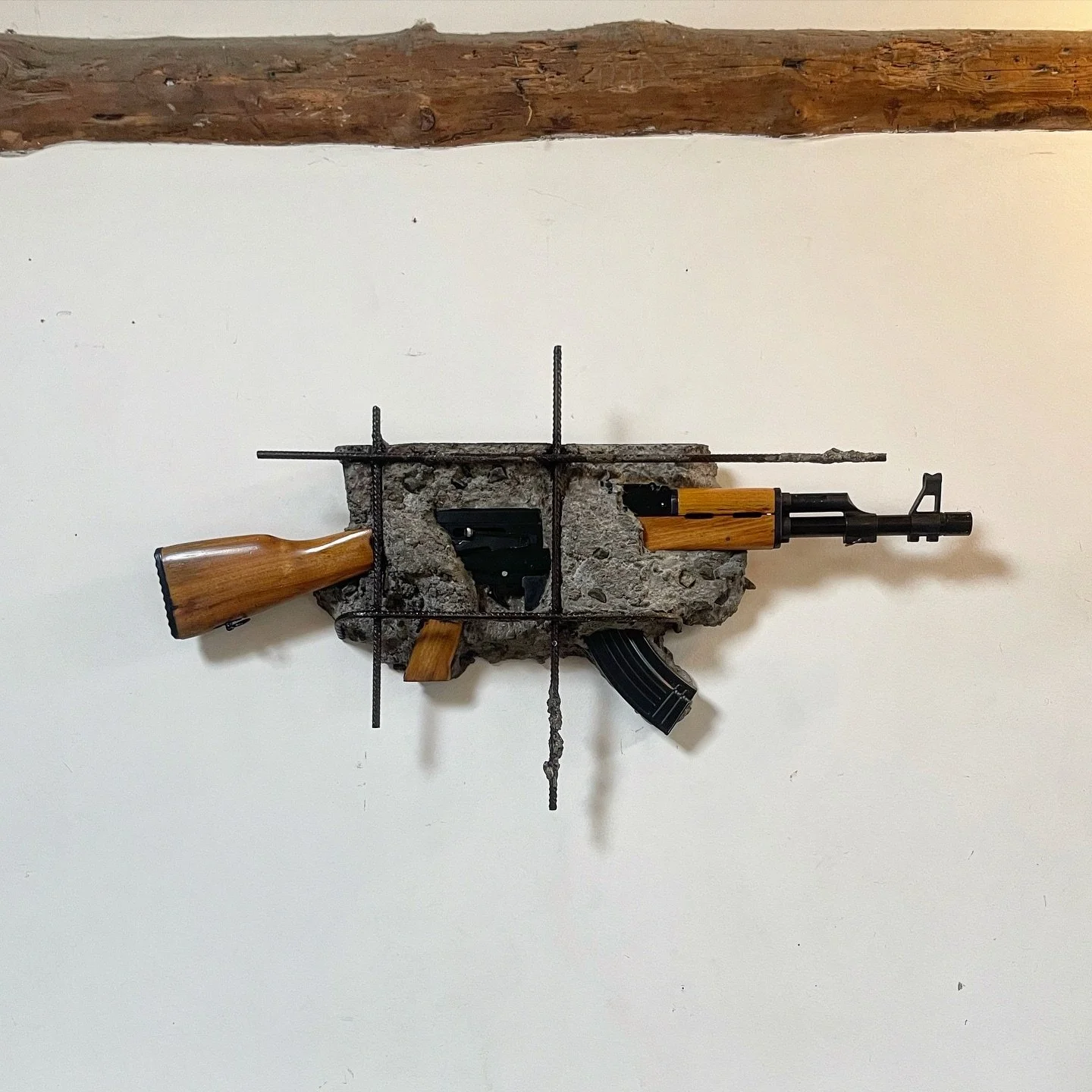 Gewapend beton
Armed concrete
2024

Representing one of the unfortunate pillars of our foundations,
 &lsquo;concrete and weapons&rsquo; .
If in an unfortunate event all human life and our civilisation as we know it would get a hard reset what would b