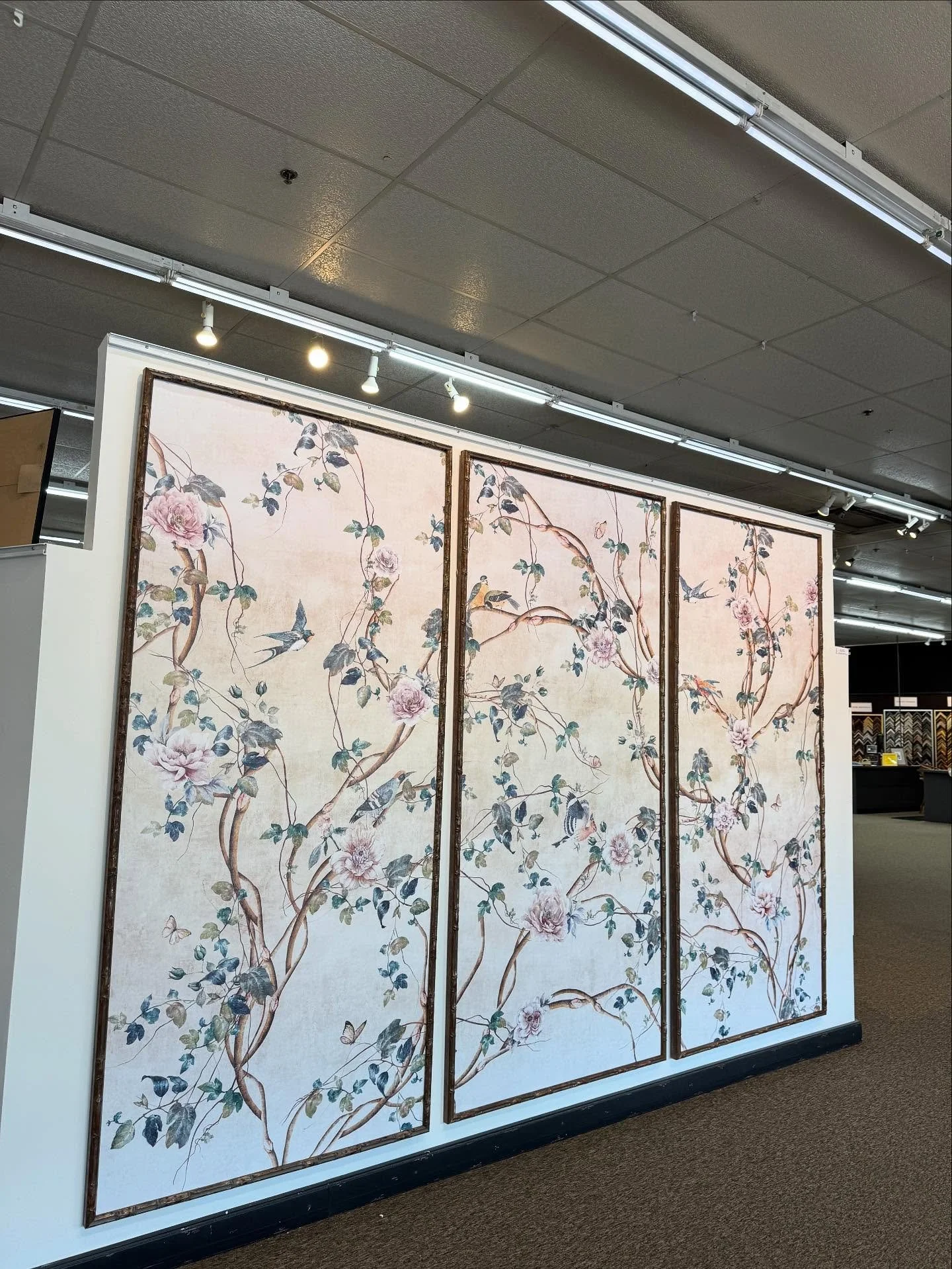 Talk about these gorgeous displays! Walking around Thompson&rsquo;s means seeing all of the unique ways you can frame your artwork.

#thompsonsframeandgallery #thompsonsframe #uniqueart #uniquegift #smallbusiness #frame #frameshop #pictureframer #art