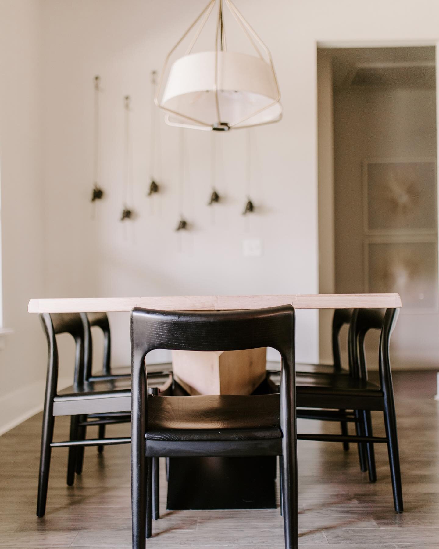My client already had that awesome artwork hanging from her wall and it was the inspo to finish this space. This table is so much fun. I love the modular bottom but picnic style top. Perfect for a breakfast table 😍