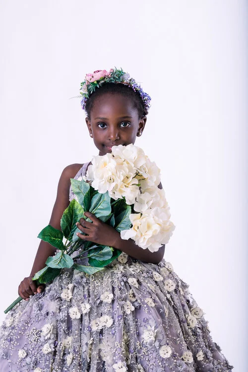 Portrait+of+a+6+year+old+holding+white+hydrangeas+in+photoshoot-3870.jpg