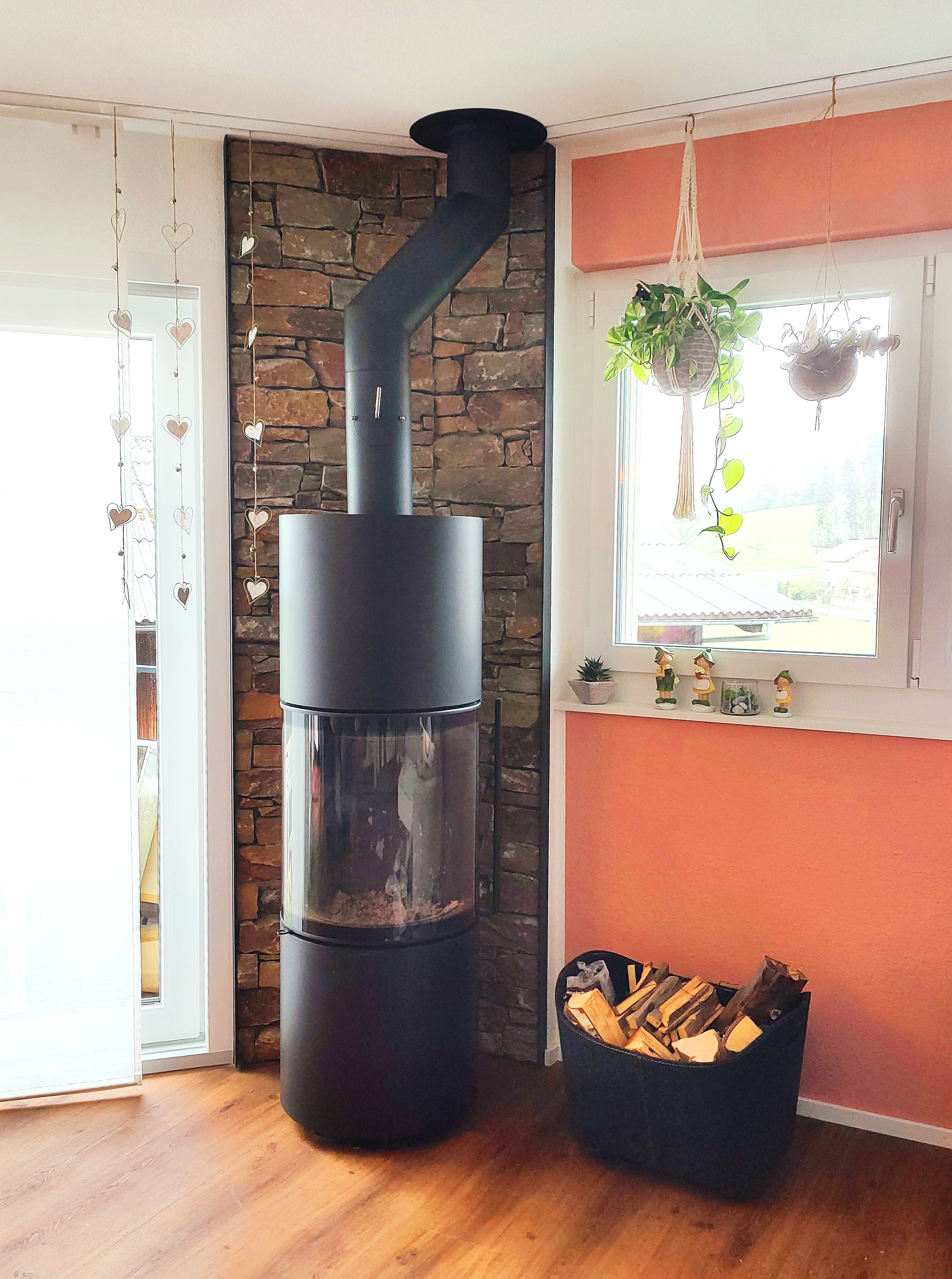 Wohnzimmer, Verblendmauer mit einem Kamin im Vordergrund, Gürbental, Simmental, Thun