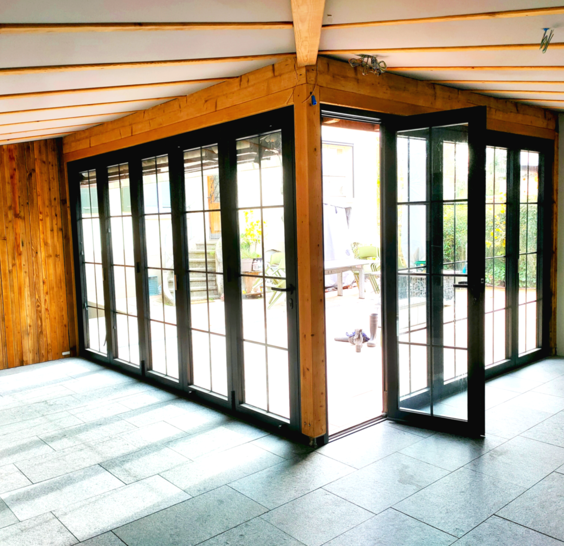 Faltschiebewand aus Alu und Glas im schwarzem Look
