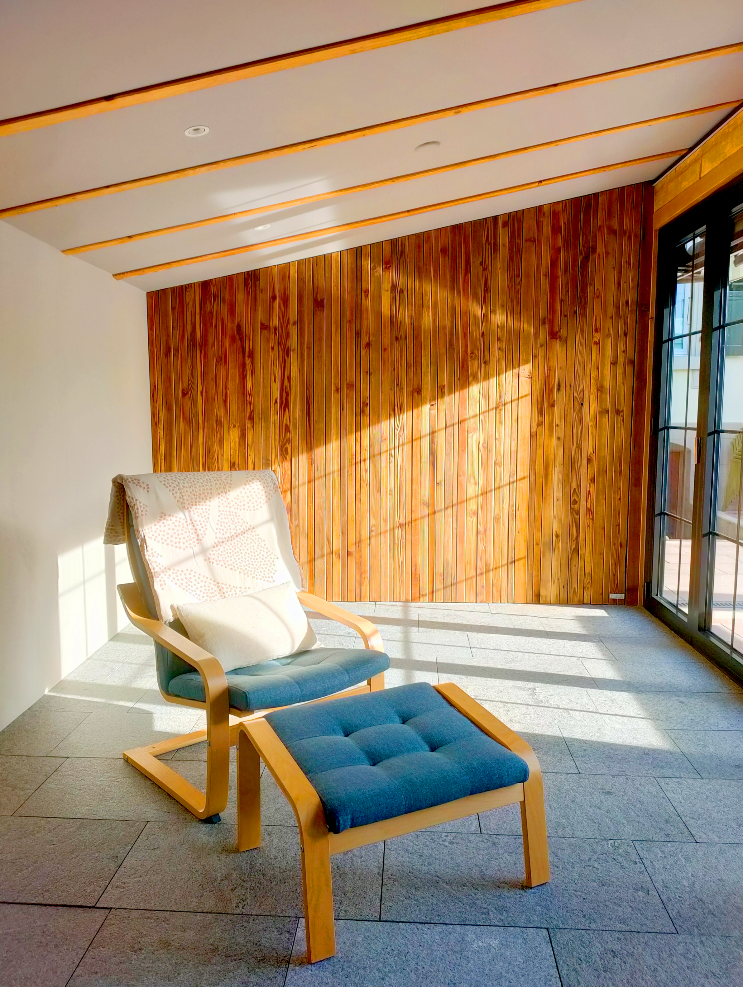 Umbau Gartenhaus,Sitzgelegenheit, Natursteinplatten Onsernone ,sichtbare Balkenlage, Altholzpanelen