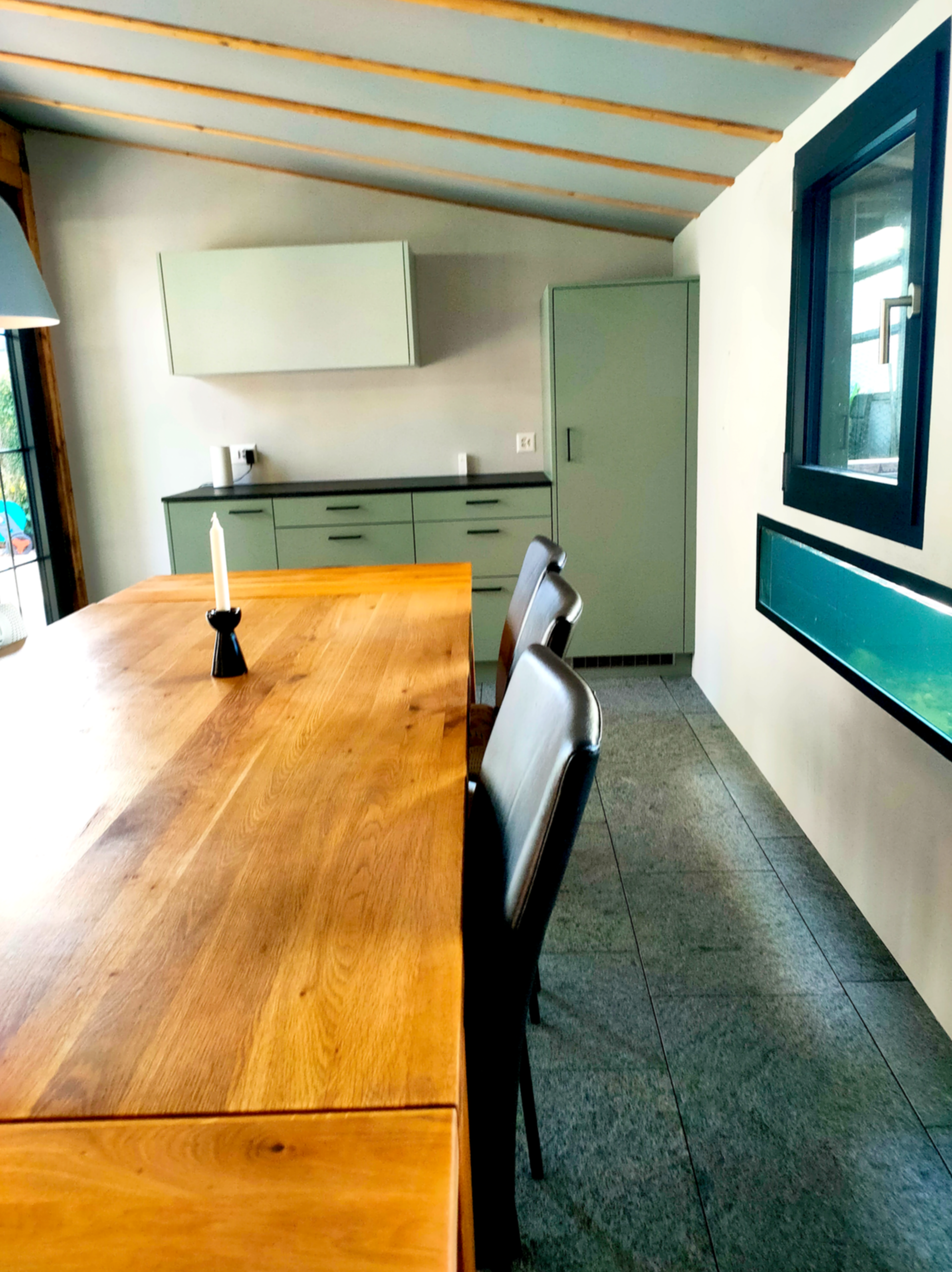 Lichtdurfluteter Anbau mit neuer Küche in Grün, aufbereiteter Eichntisch, angrenzendr Fischteich, Thun, Bern, Mönchenbuchsee