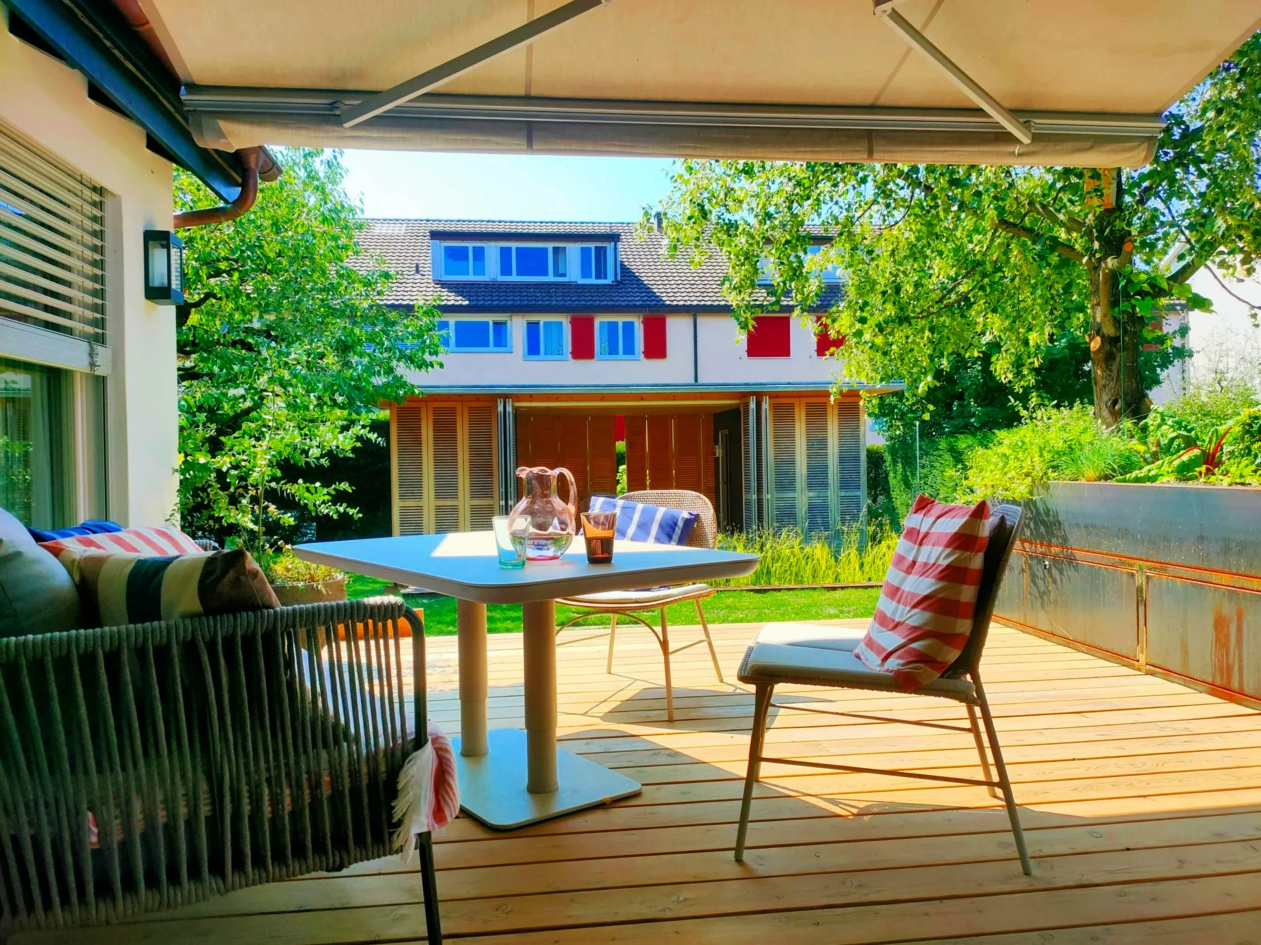 Gartengestaltung mit der Verbindung von Innenbereich und Aussenbereich, Holzterrasse mit Sitztreppe und Biopool