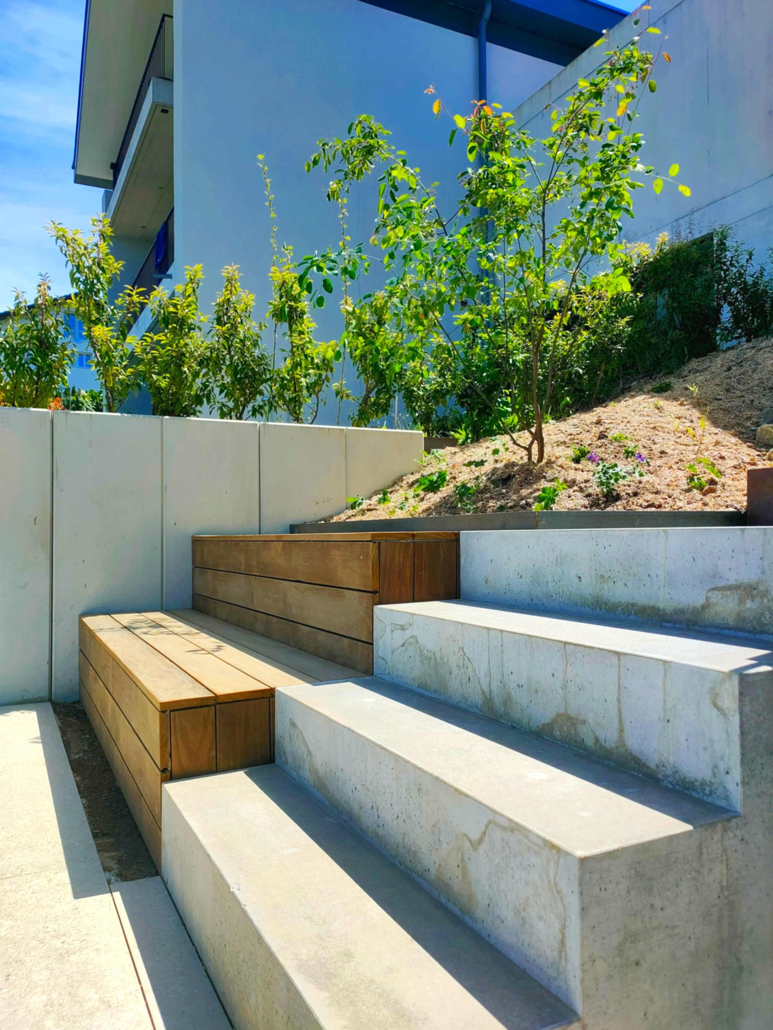 Sitztreppe | Pool | Badebrunnen | Spiez | Handwerk | Begrünung