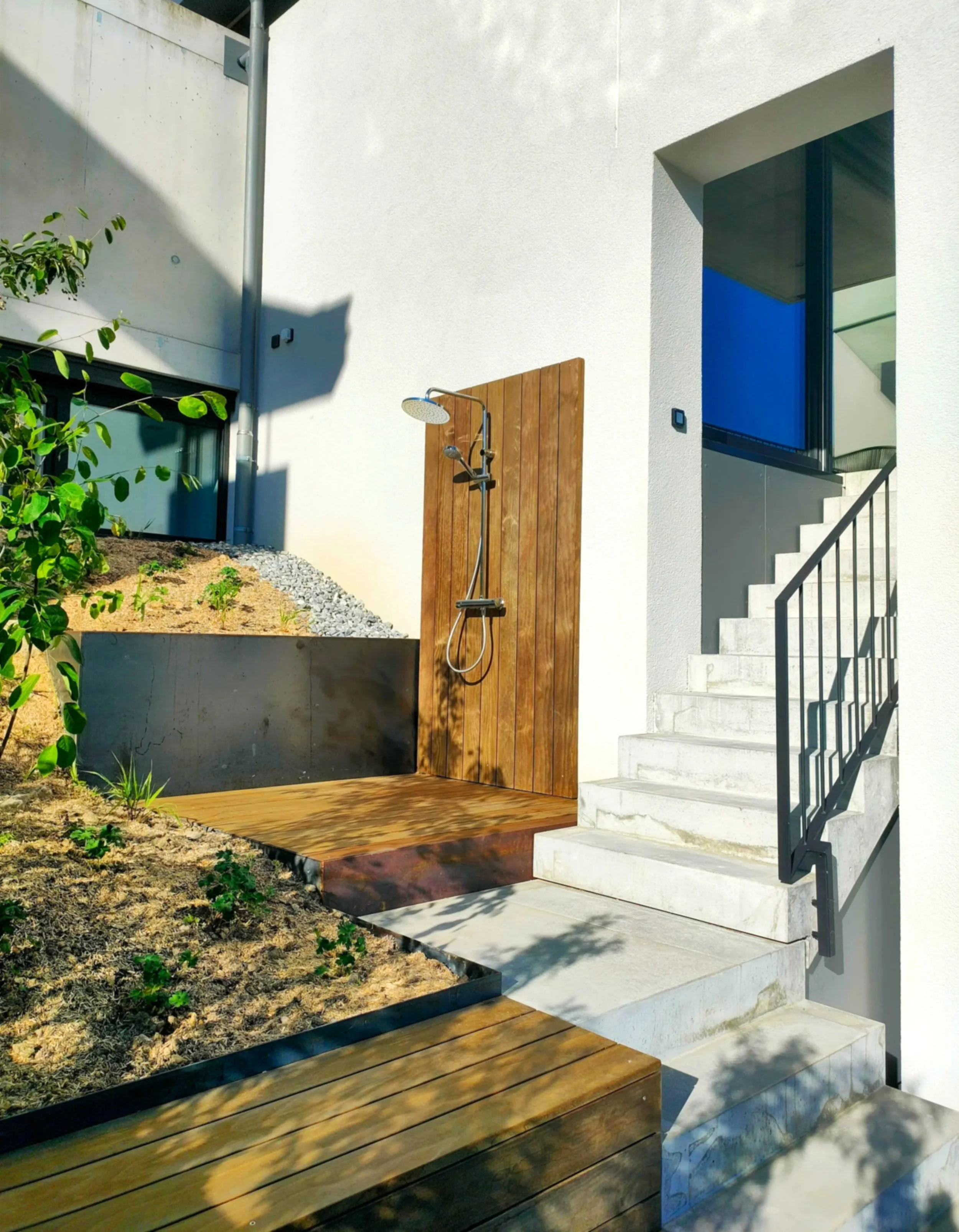 Duschbereich | Spiez | Sitztreppe | Kebony | Holzterrasse | Thun | Eifach mit Stil