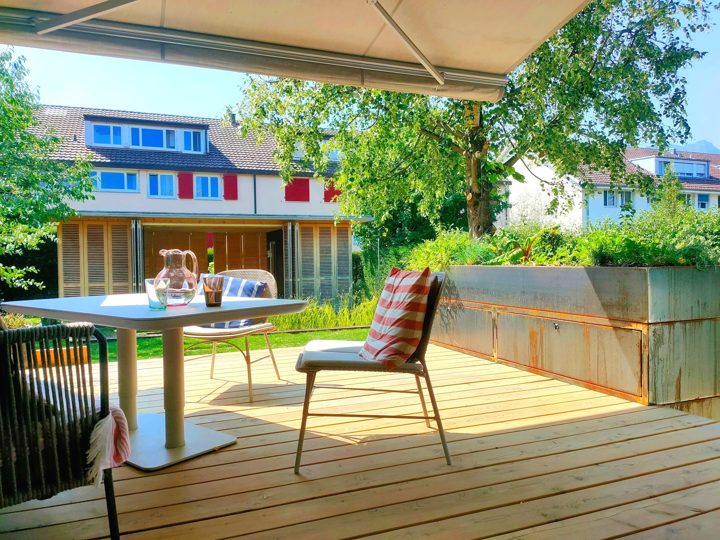 Schwarzstahl | Hchobeet | Terrasse | Holzdeck | Innen und Aussen | Lounge | Vogelhaus | Natur | Gartenplanung
