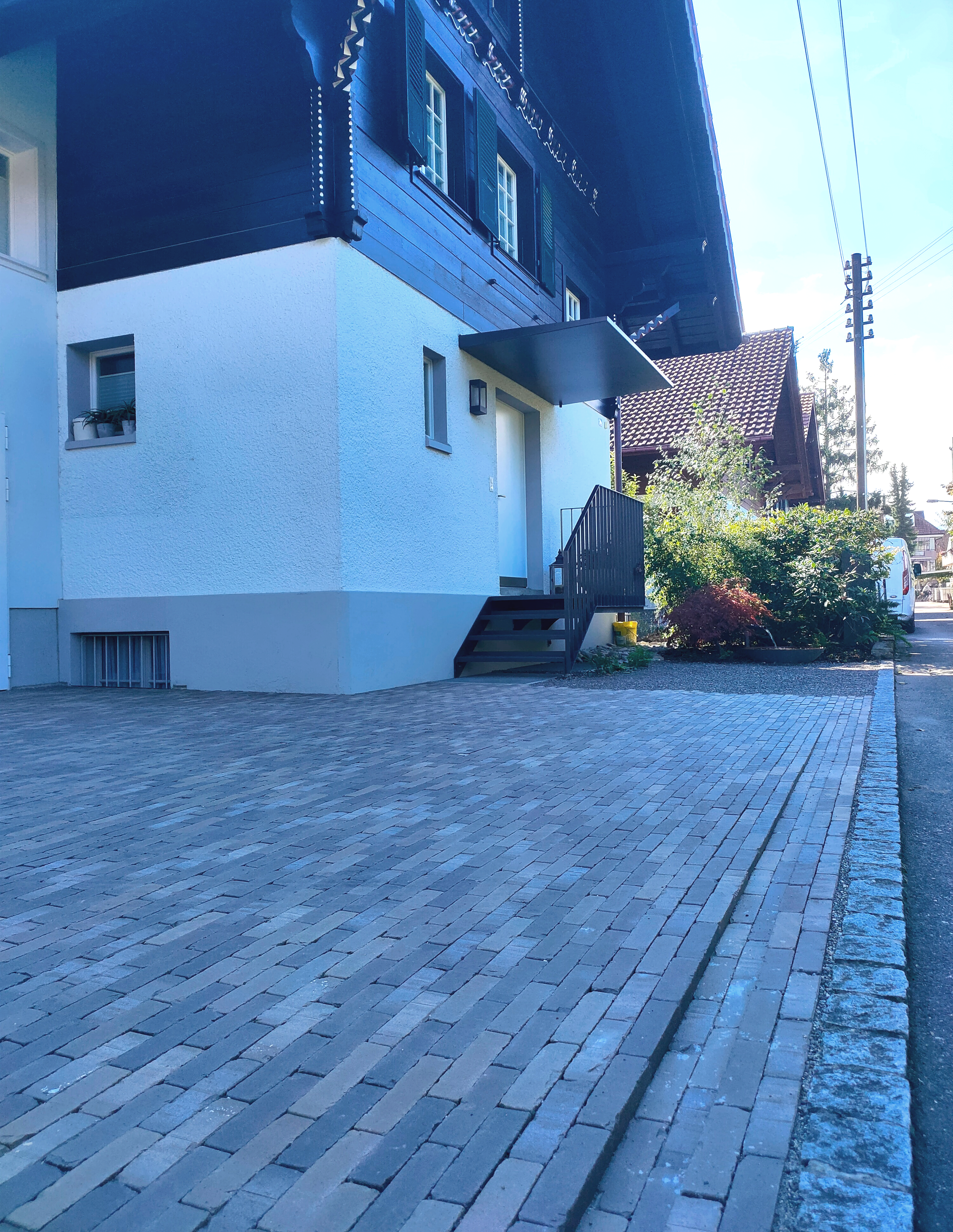 Einfahrt, Eingangsbereich, Klinker Bodenbelag passend zu alten Chalet,Umbau Thun,Bern