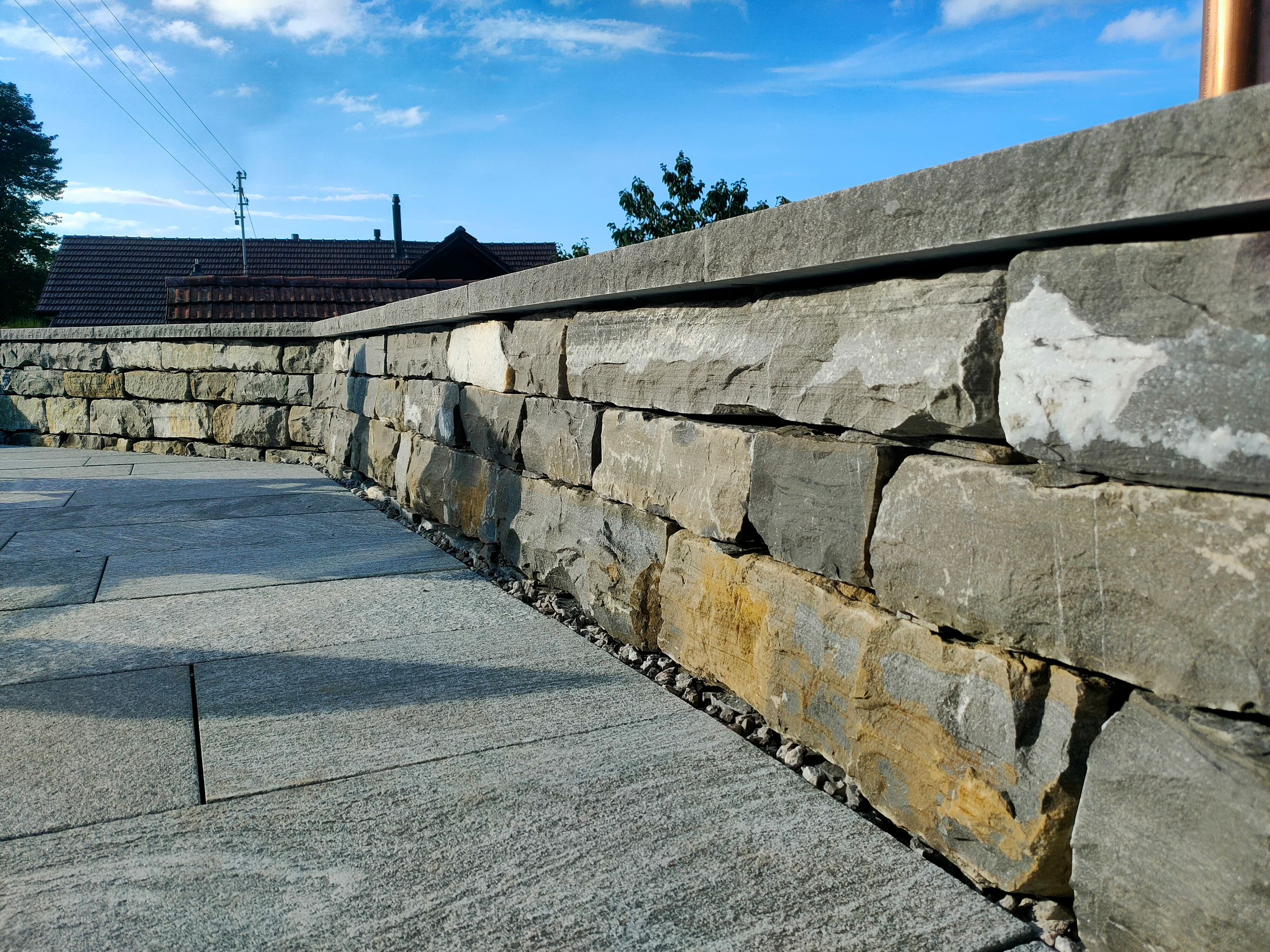 Natursteinmauer aus Plasselb, Sitzmauer,Gartengestaltung in Spiez, Thun, Bern
