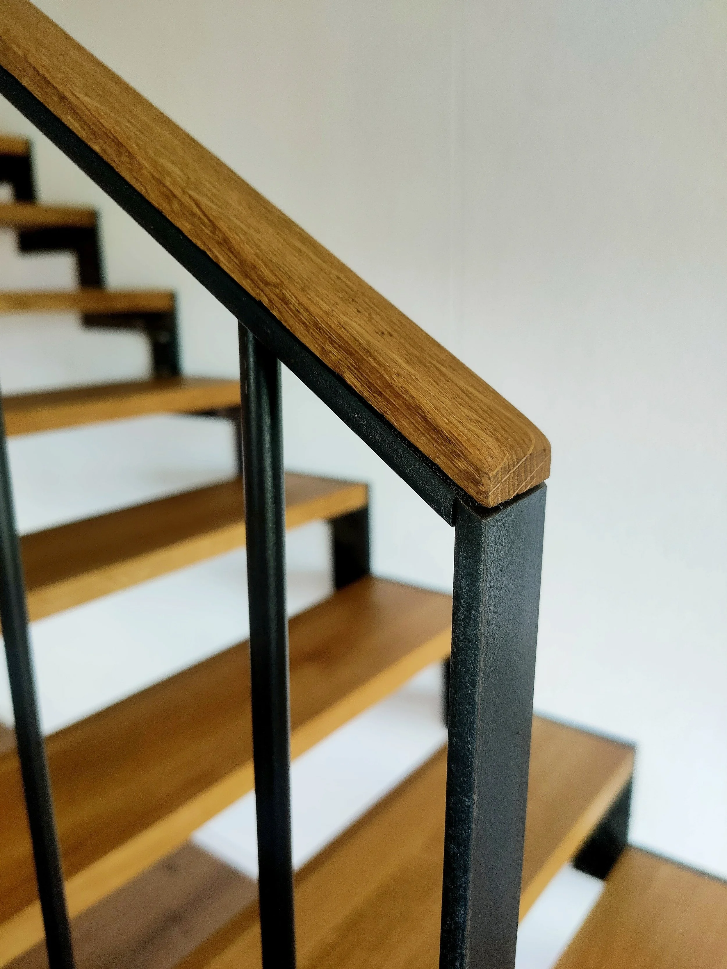Treppenaufgang aus Stahl roh und Eichenholz, modern, design