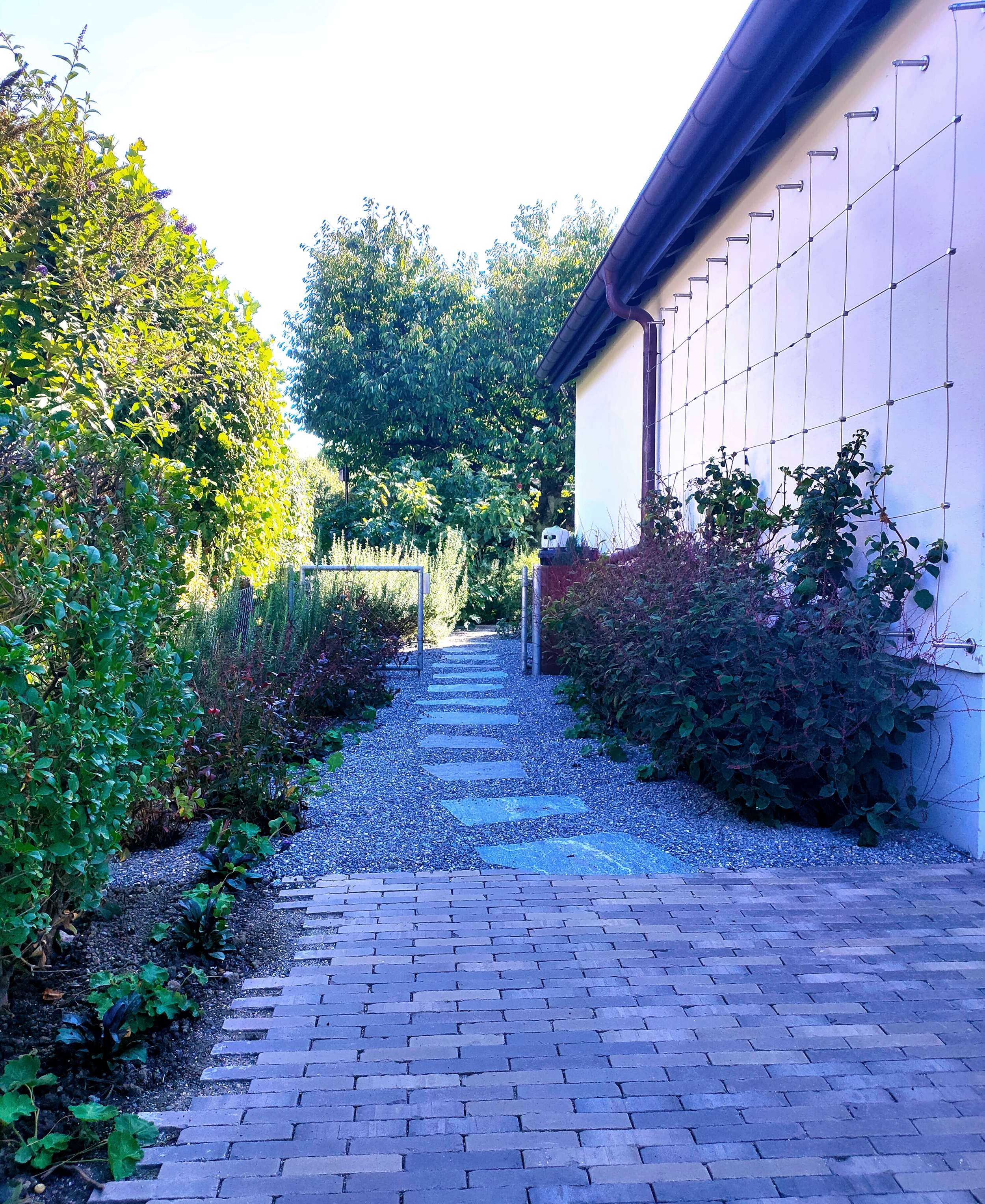 Garten, Klinker Bodenbelag, Schrittplatten aus Gneis, harmonische Bepflanzung