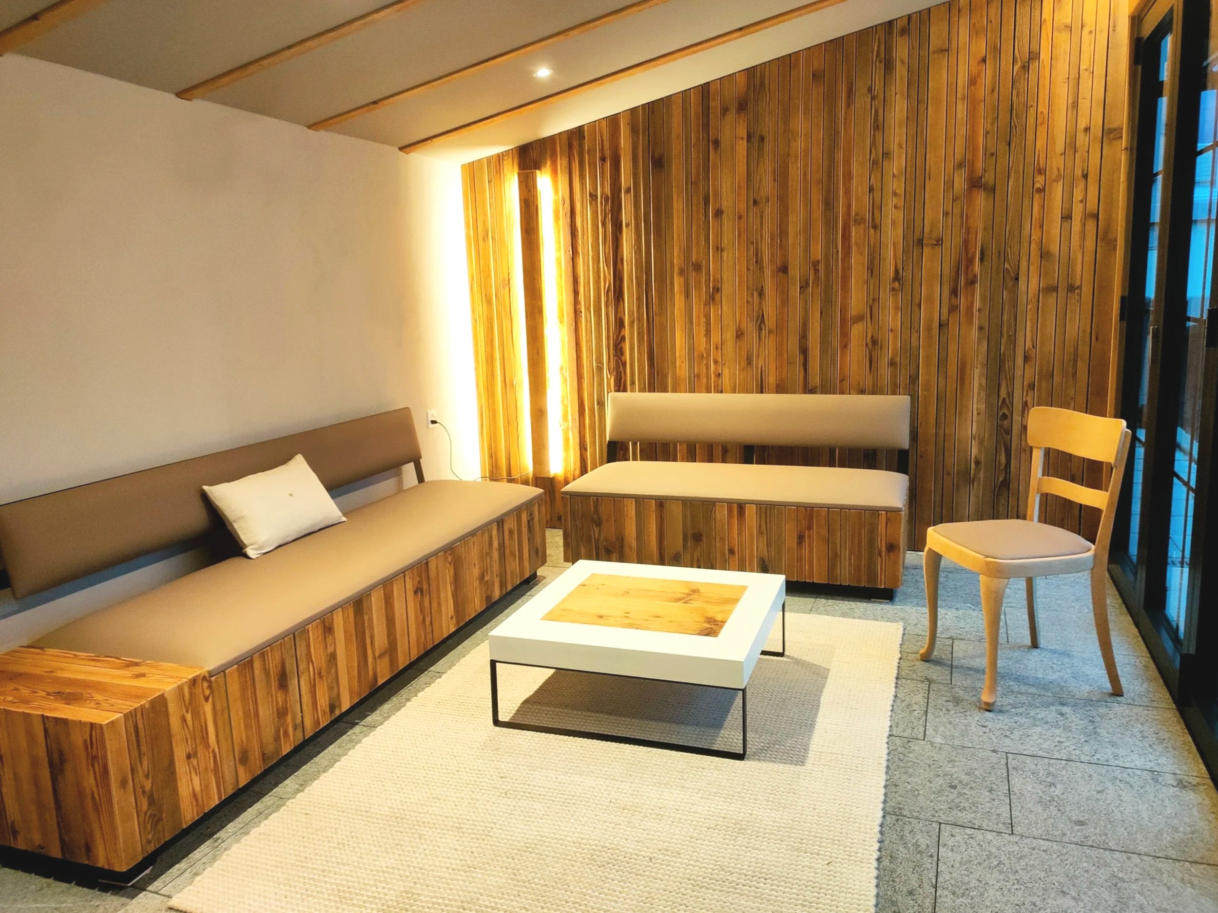 Holzdeck aus Lärche mit Sitztreppe und Biopool