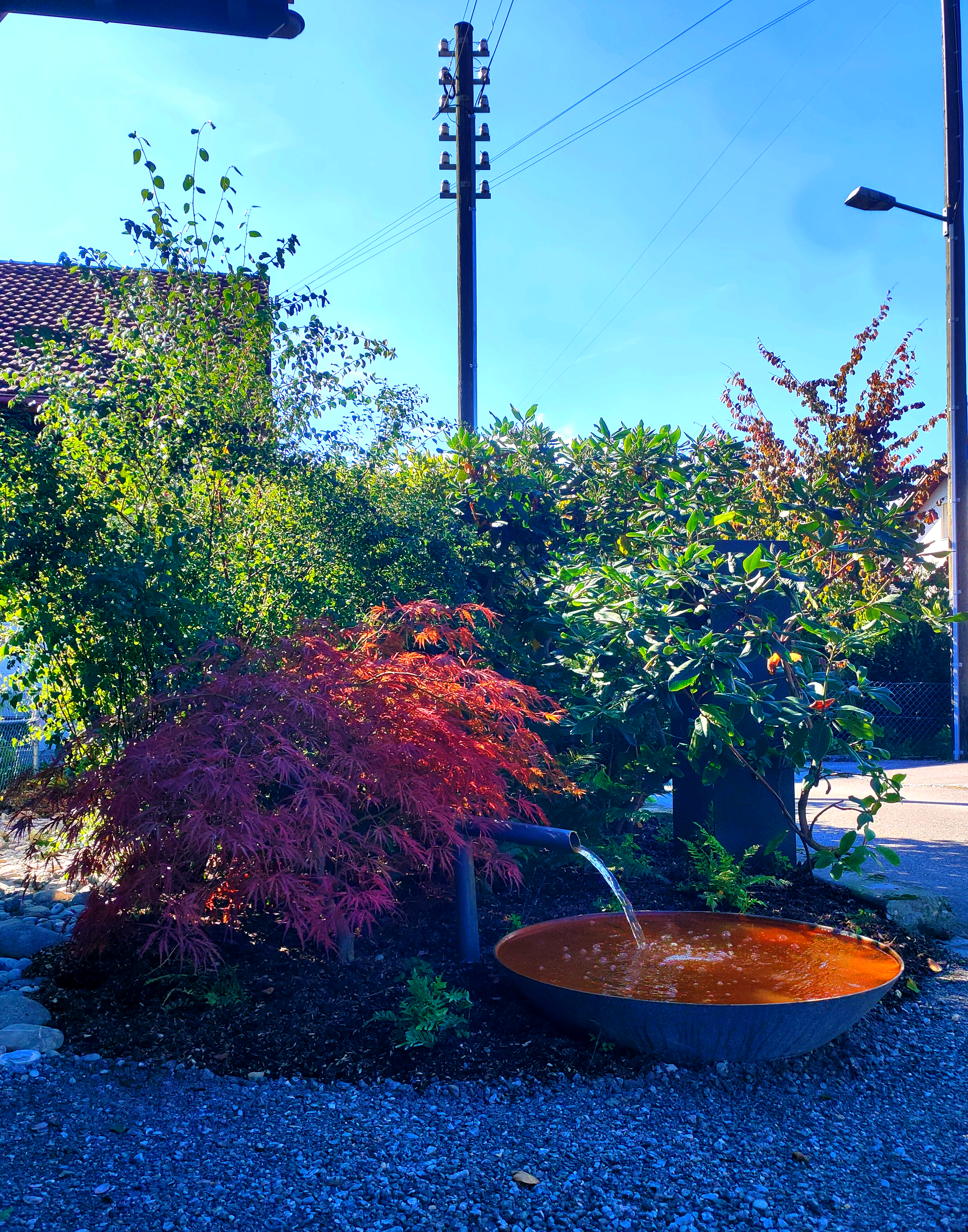 Gartengestaltung, integrierter Brunnen in Bepflanzung, Eingangsbereich, Thun