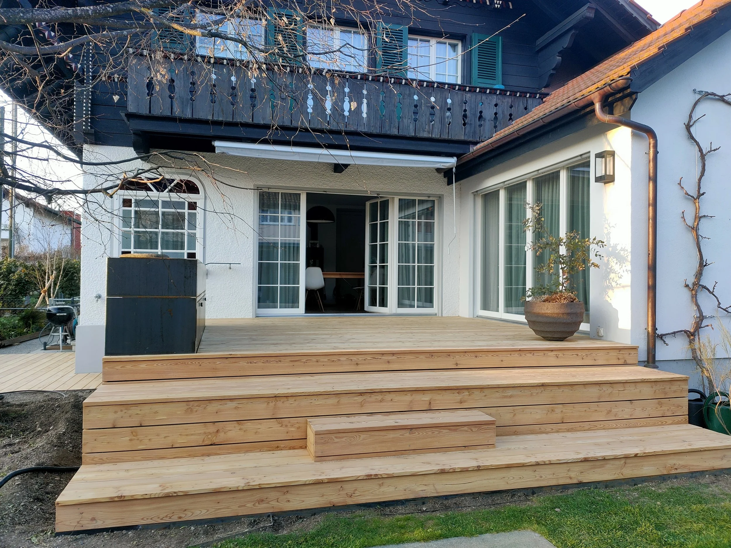 Holzdeck aus Lärche mit Sitztreppe und Biopool