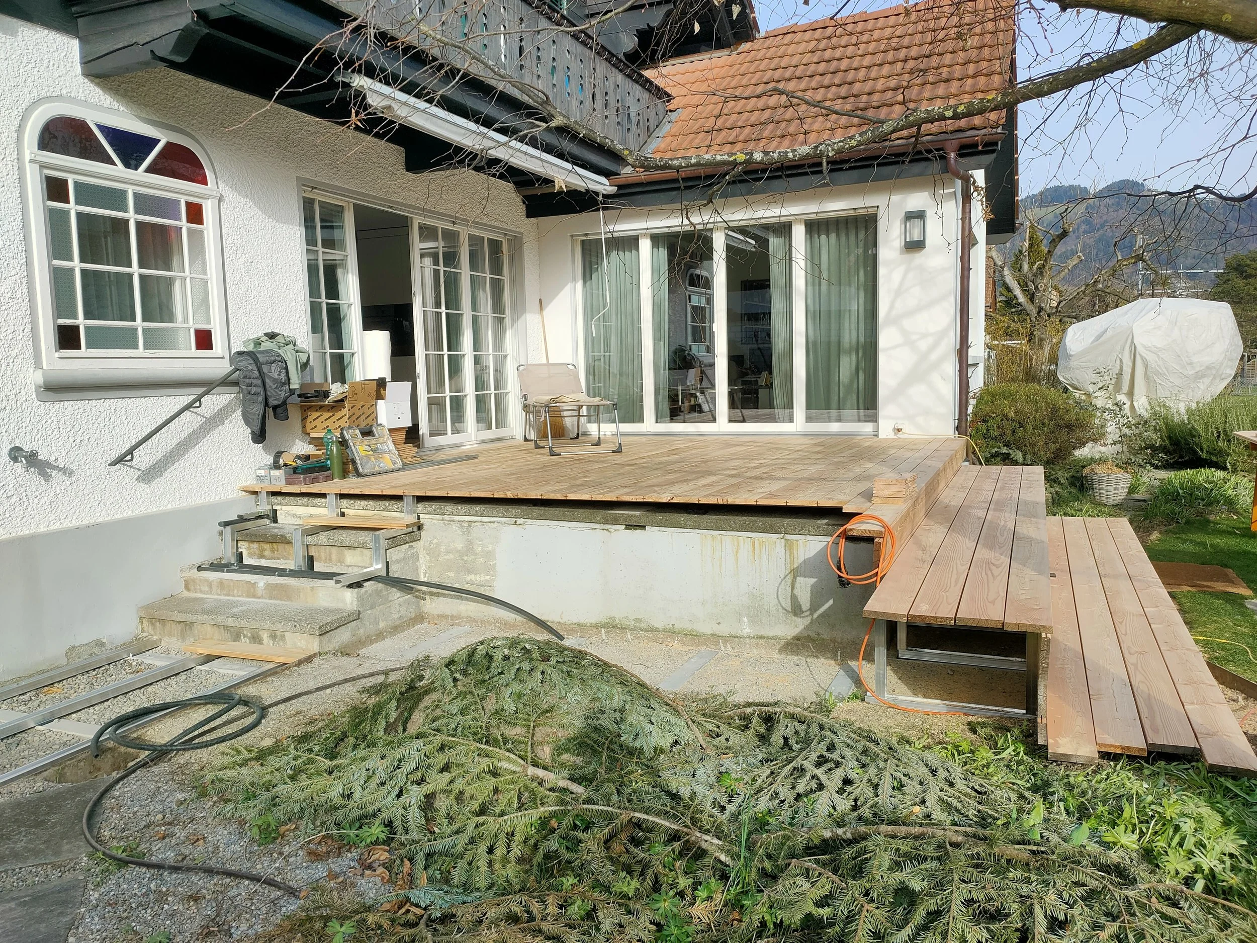 Holzdeck mit Sitztreppe in Thun