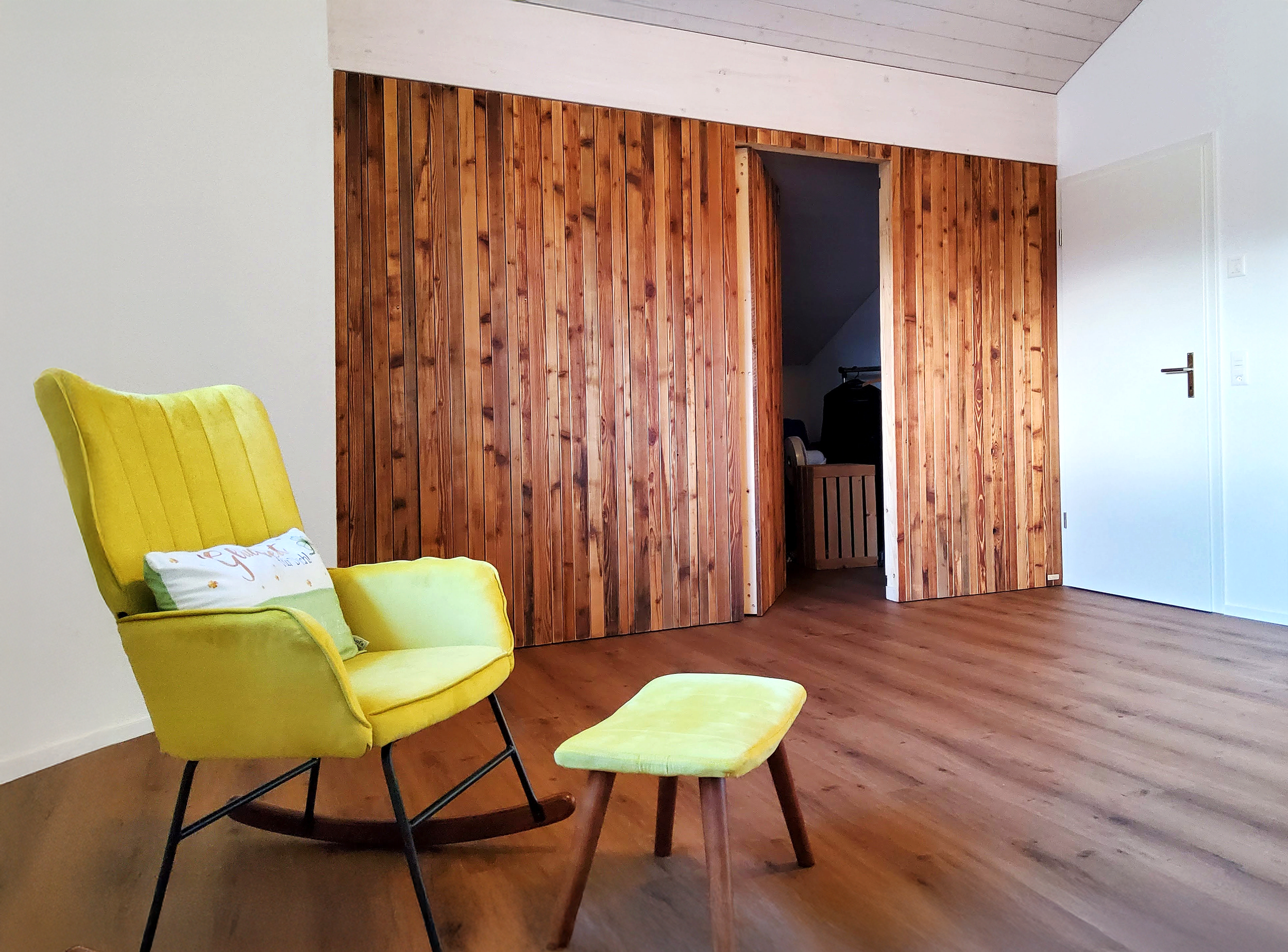 Sitzgelegenheit in gelb, Vynil Boden, Reduit aus Altholzlamellen Forst, Gürbental