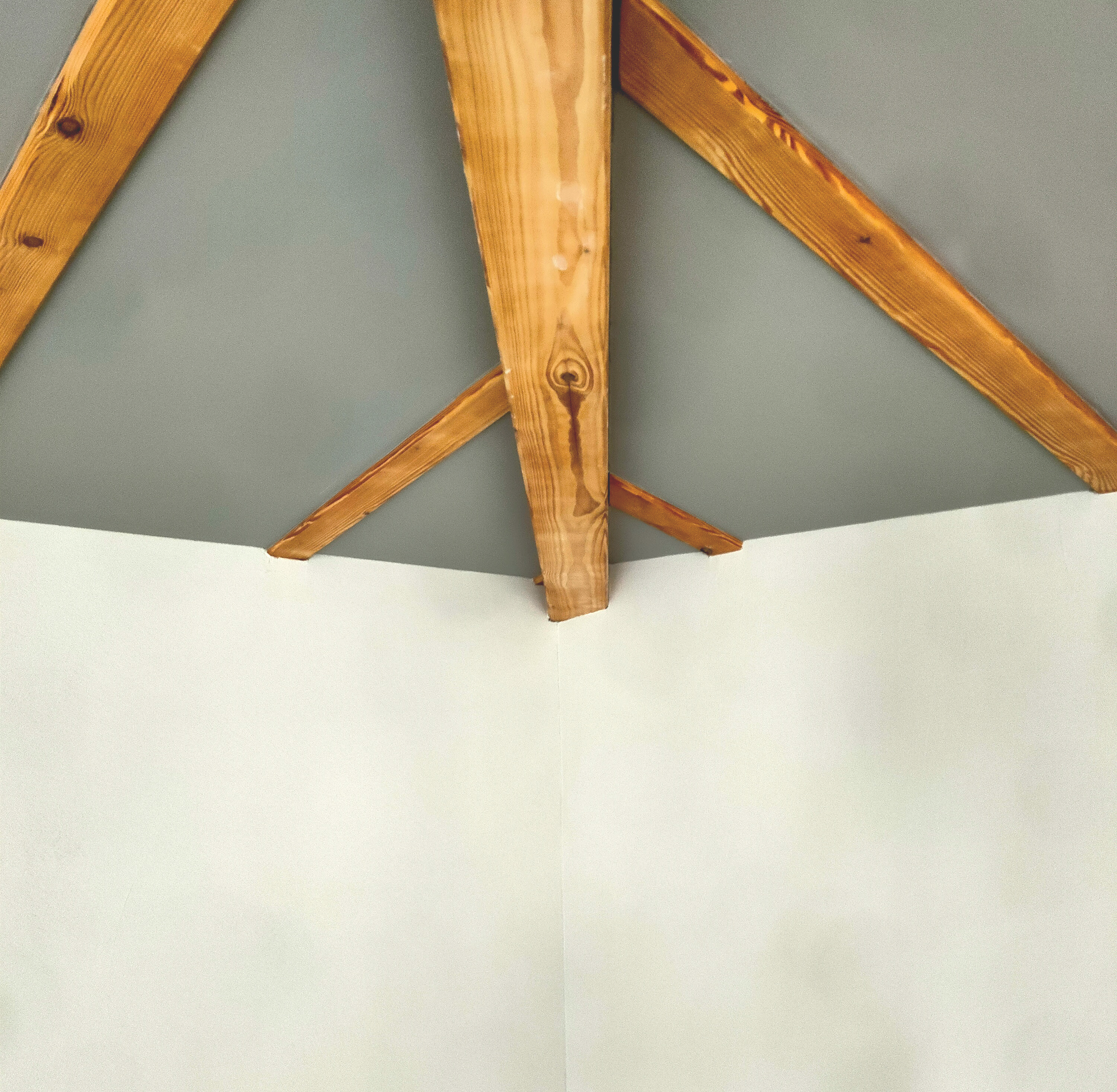 Balkanlage sichtbar, Holzbalken aufbereitet, Farbkonzept in grau, Bern