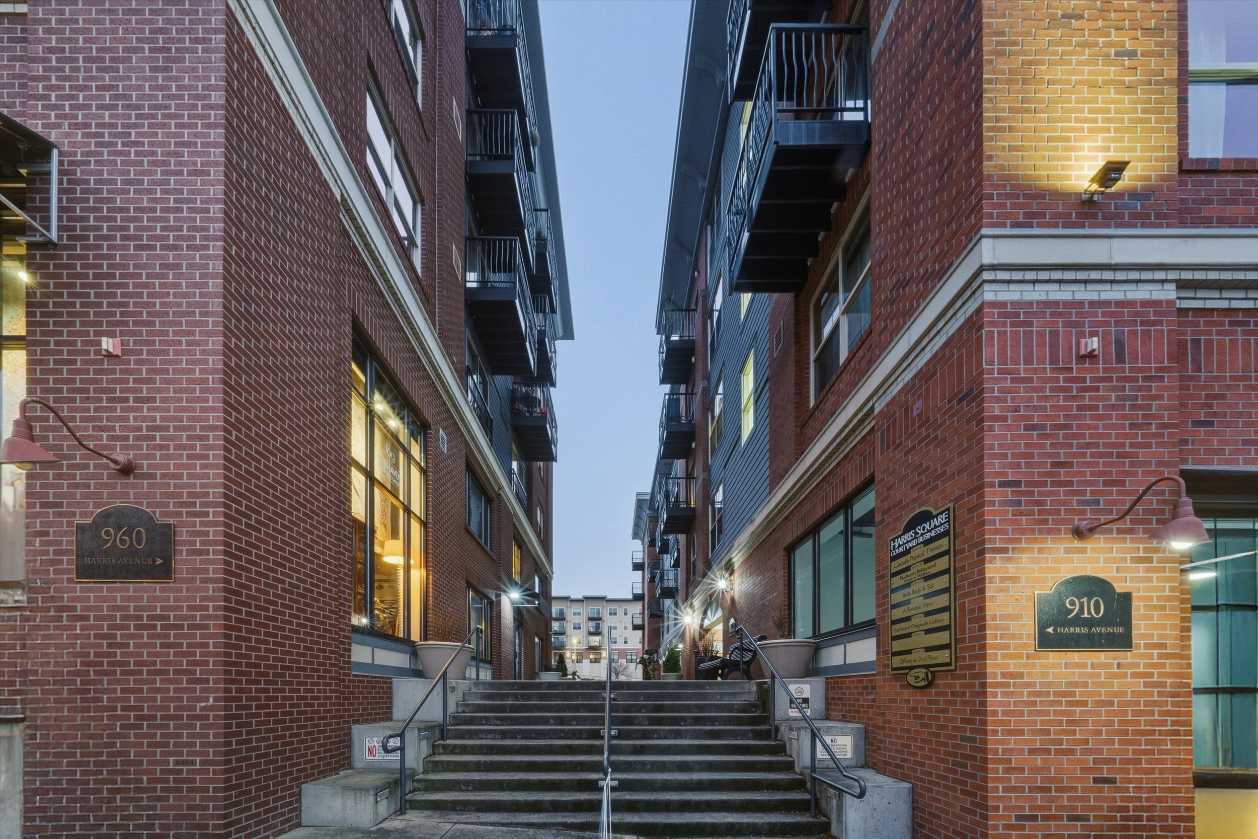 31-960 Harris Ave B307 (35).jpg