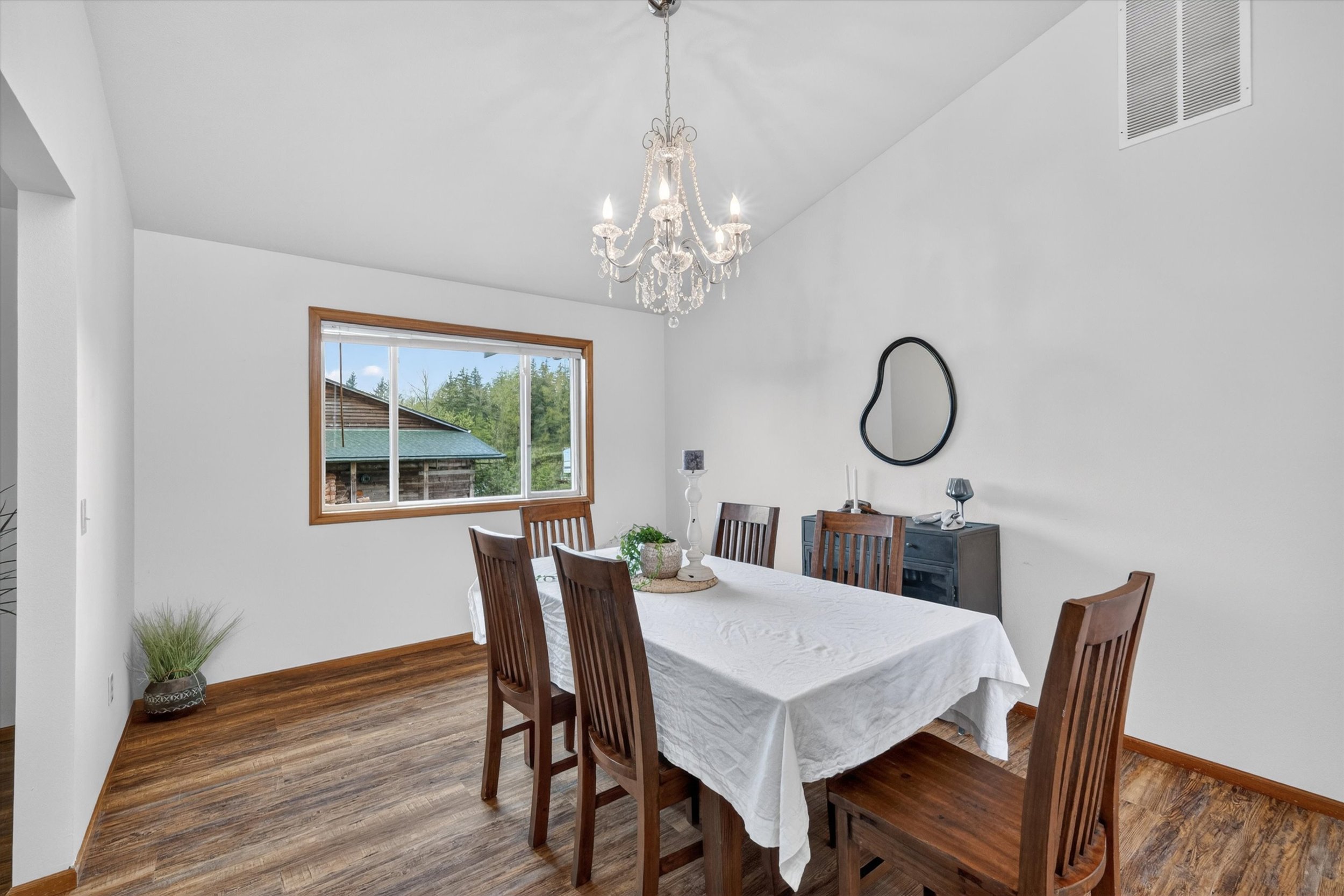 26-5581 Mission Rd-10.jpg