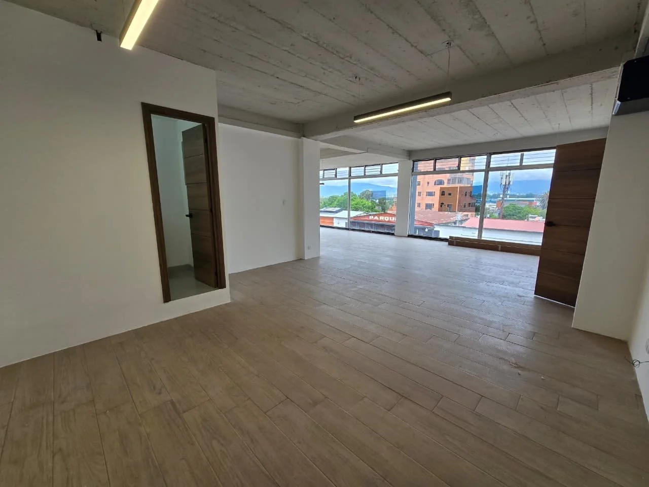 Se Alquila Oficinas y Locales Ave. Las Américas, Zona 13.