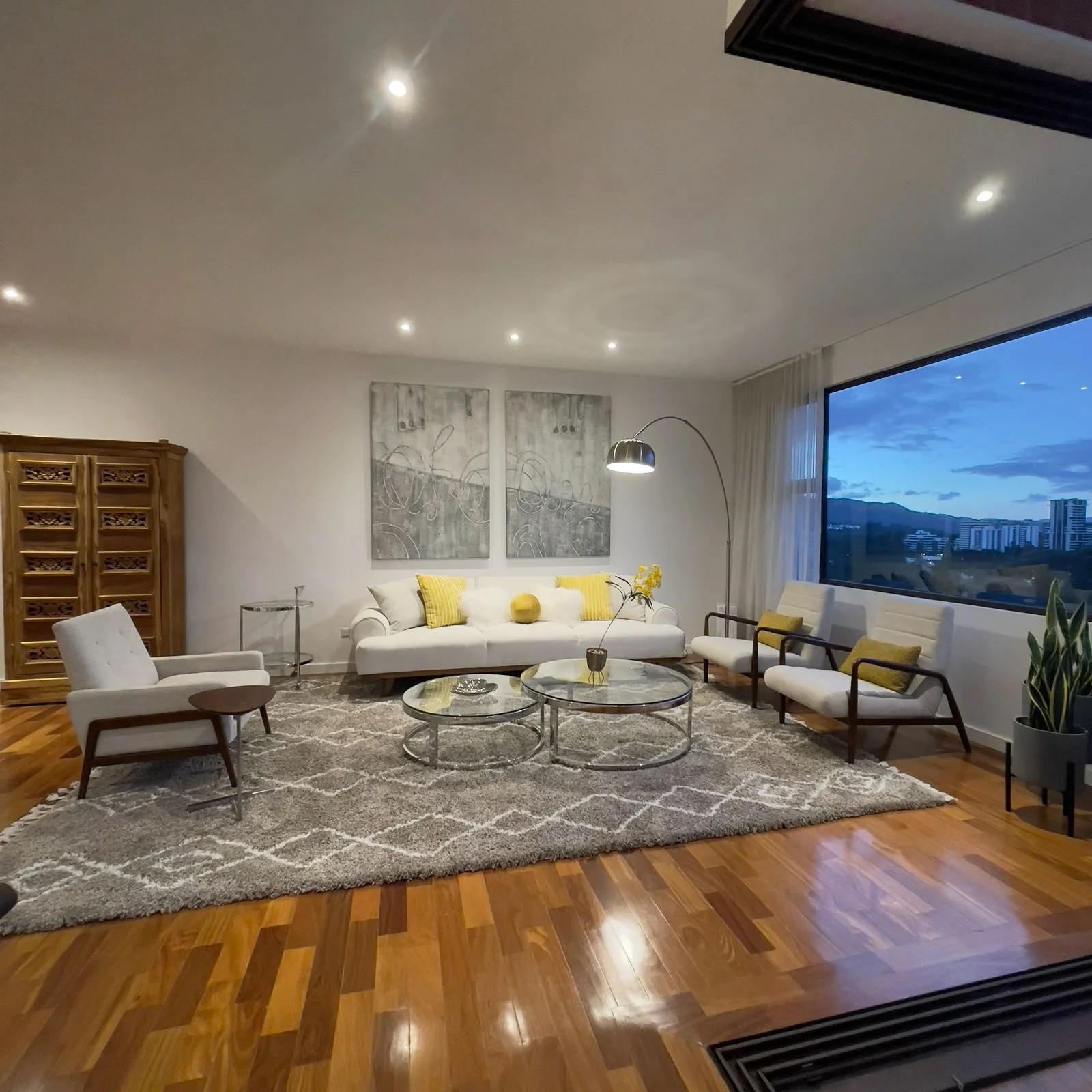 Se Alquila Apto Con o Sin Muebles en Zona 10.