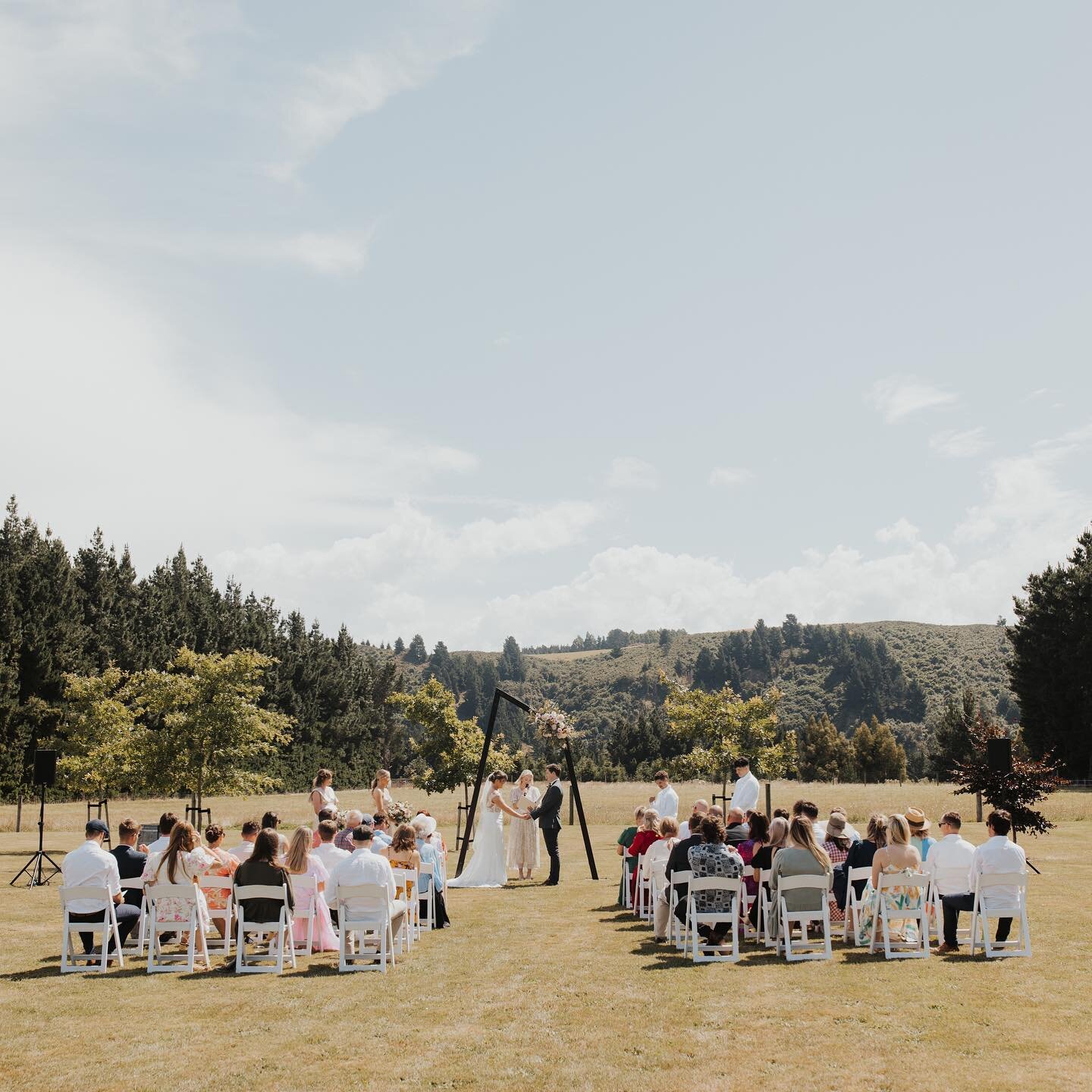 Can&rsquo;t stop looking at this photo from M + M&rsquo;s STUNNING day at a family property in Loburn 🤍

(Made even better because I got to be there with @sophieisabellaphoto who recommended a smoked cheese on the HUGE grazing table and can I say, g